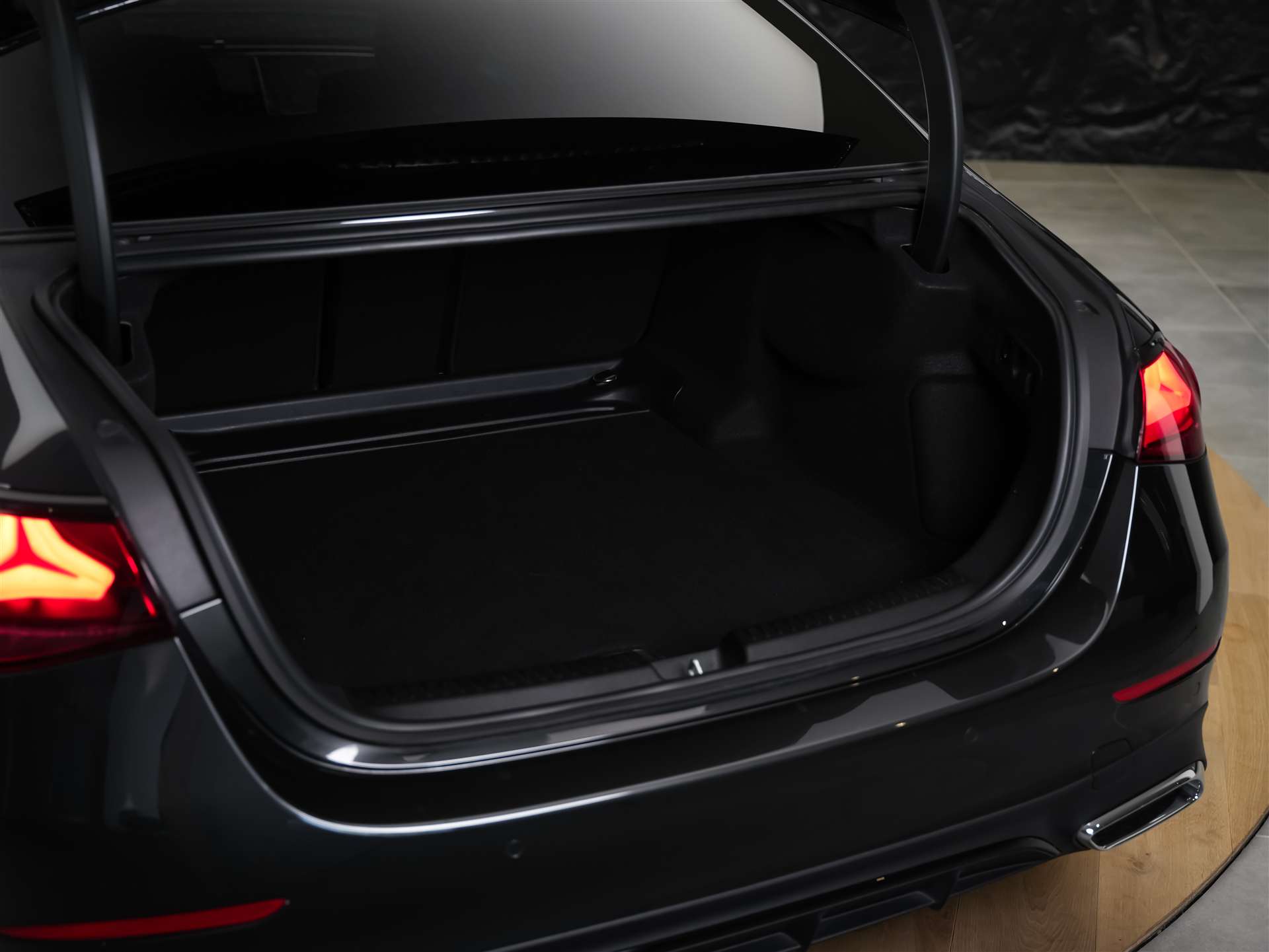 MERCEDES-BENZ E 200 AMG Line 9G-Tronic *21" Felgen*Werksgarantie*Lenkradheizung*Ambientebeleuchtung*-image-40