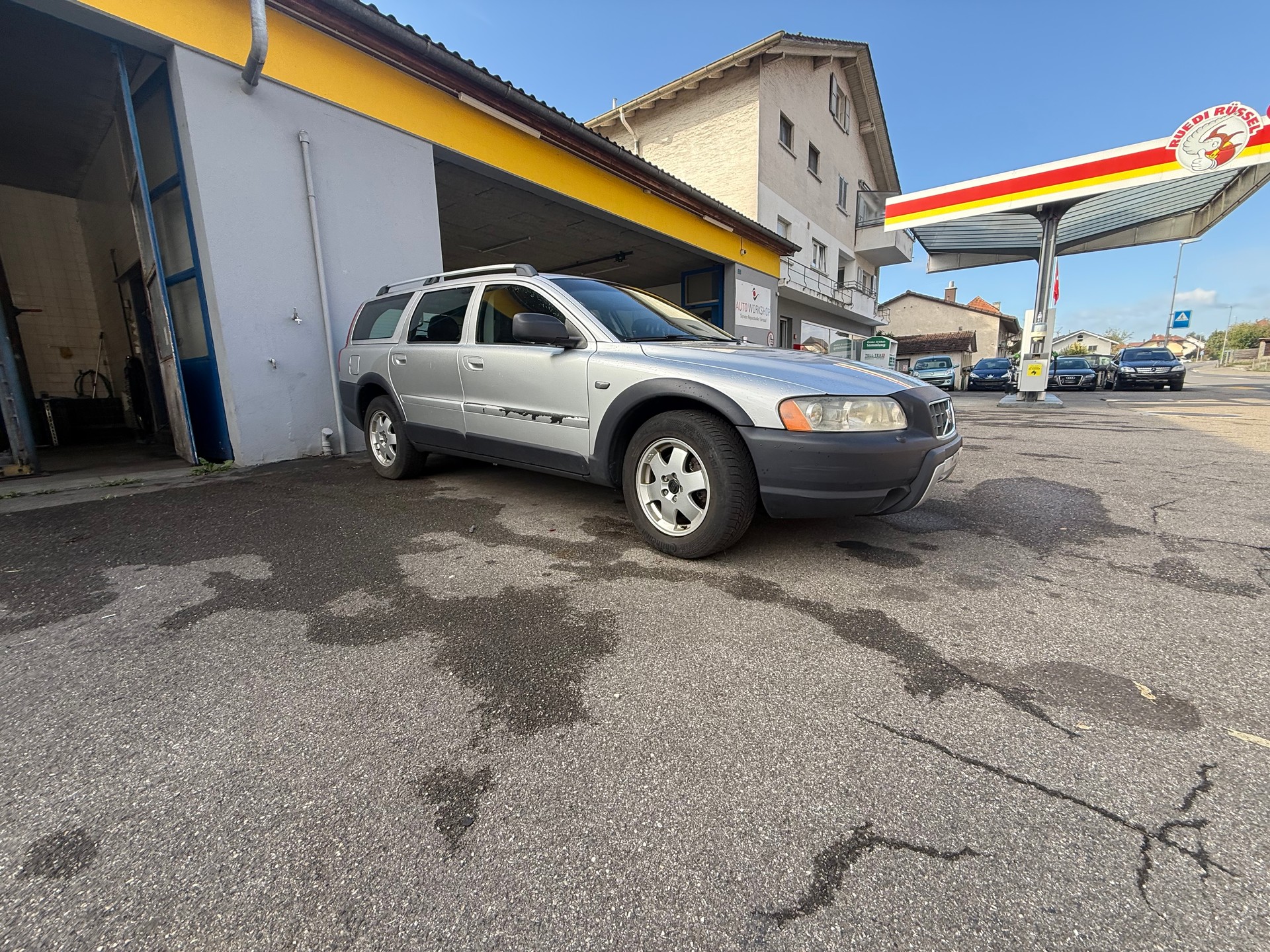 VOLVO XC70 2.4D(D5)AWD Momentum-image-0