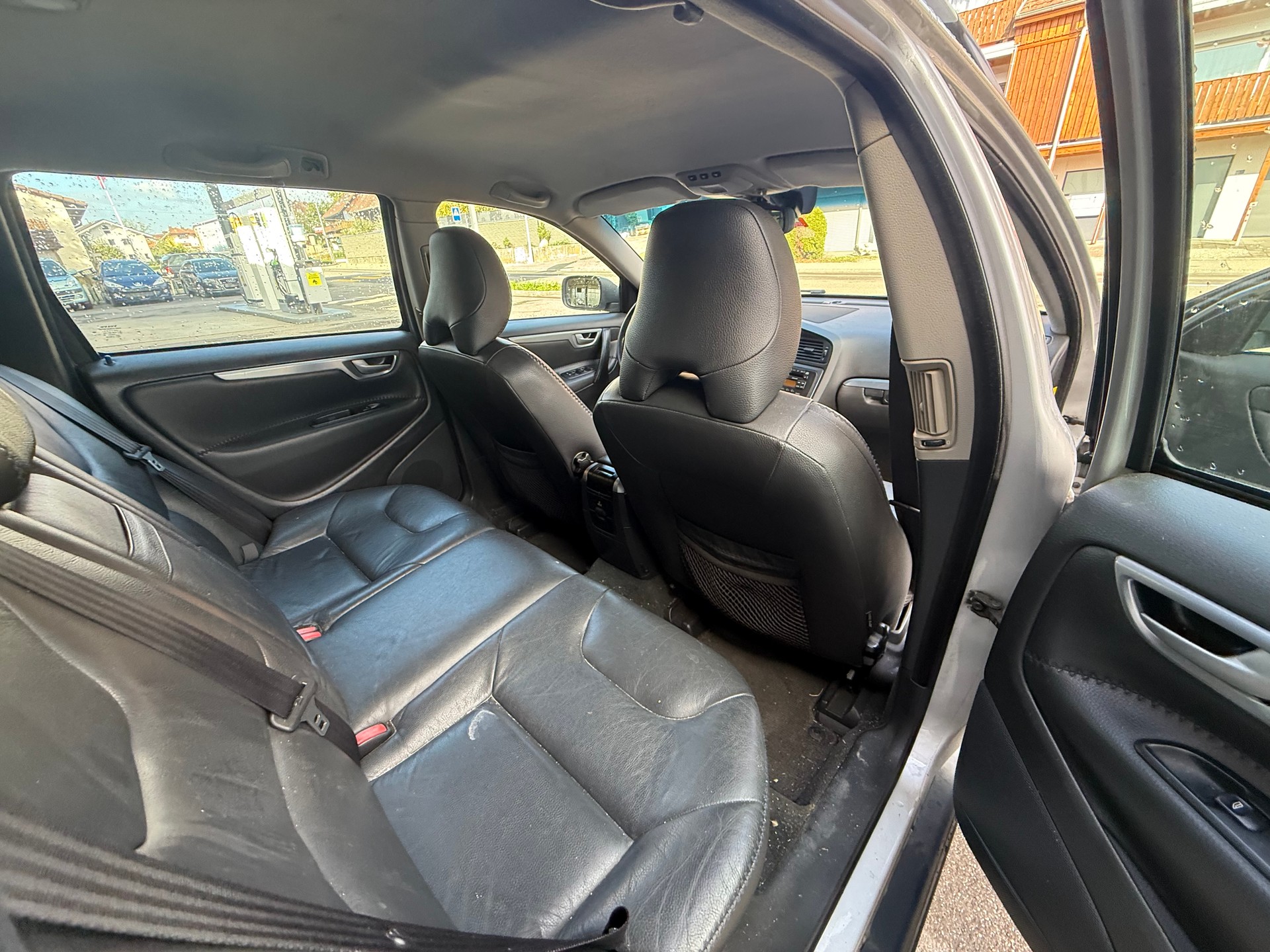 VOLVO XC70 2.4D(D5)AWD Momentum-image-9