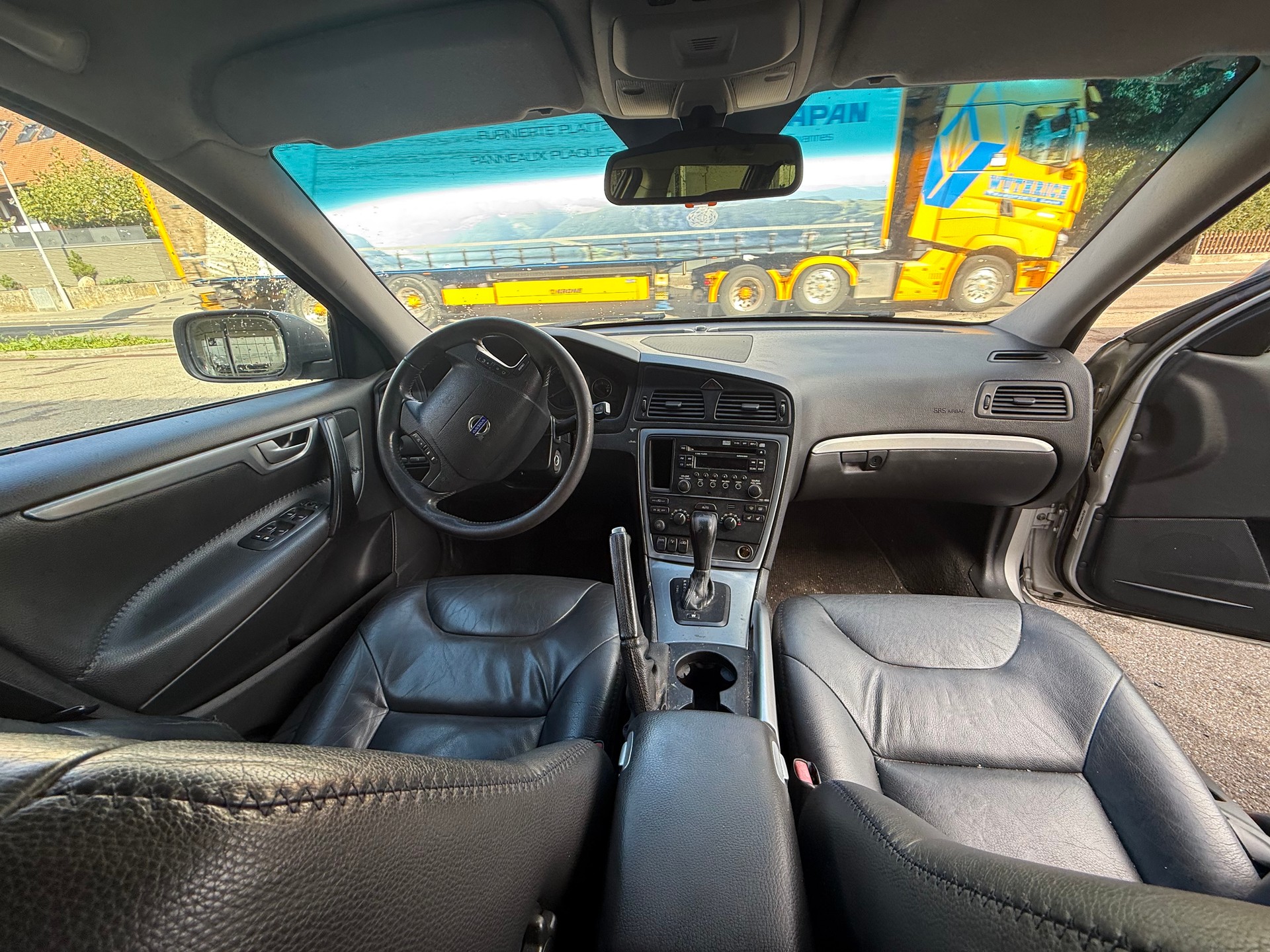 VOLVO XC70 2.4D(D5)AWD Momentum-image-10