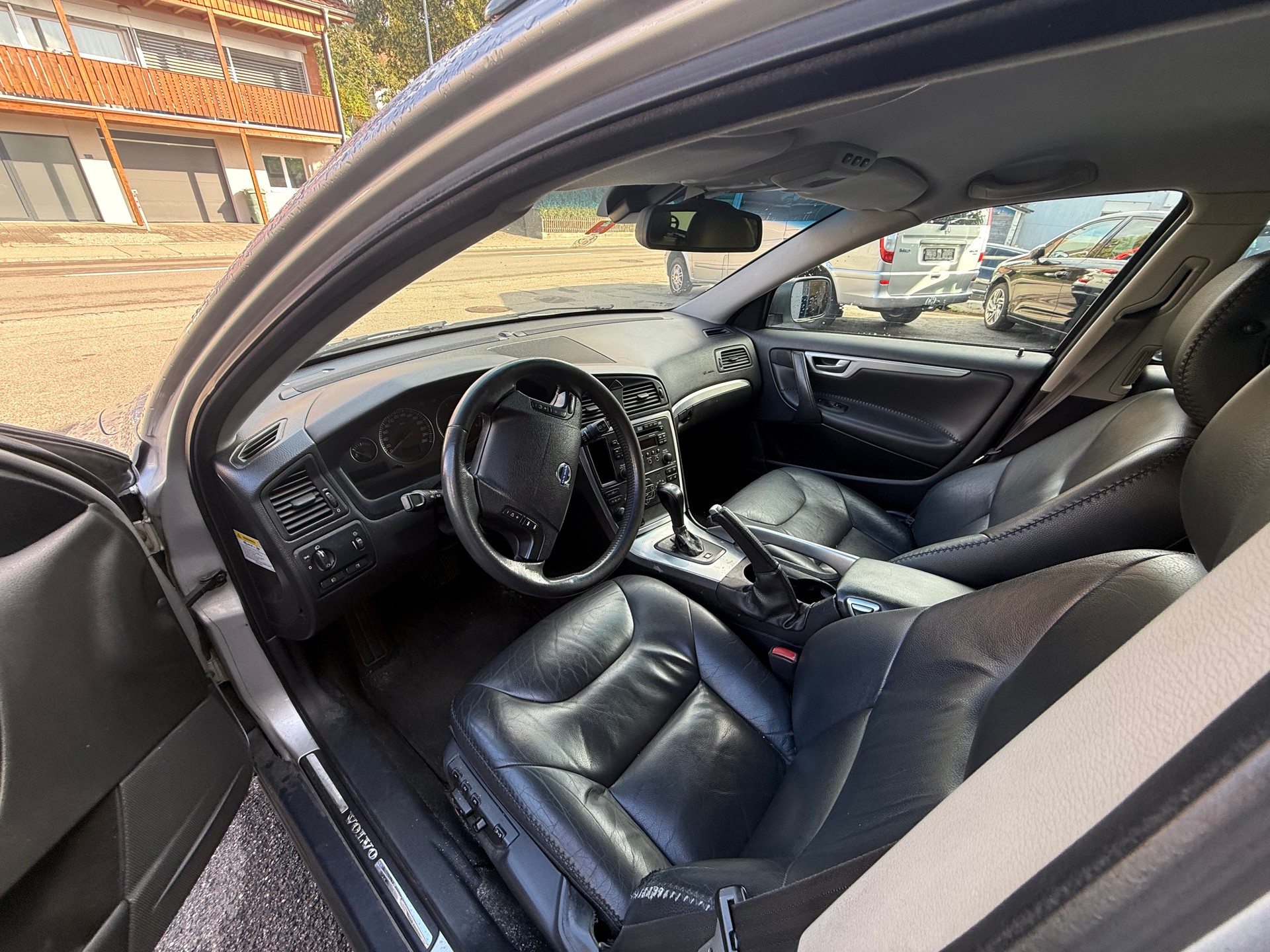 VOLVO XC70 2.4D(D5)AWD Momentum-image-6