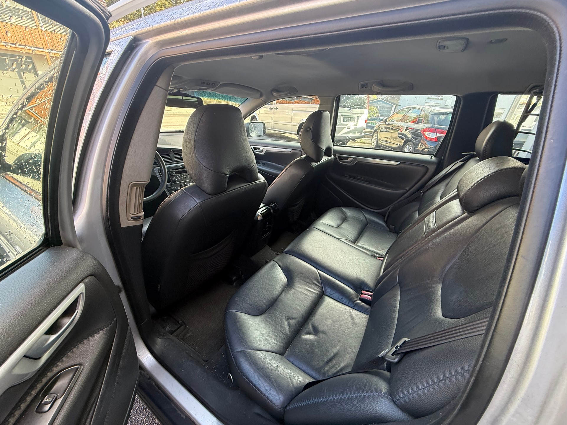 VOLVO XC70 2.4D(D5)AWD Momentum-image-7