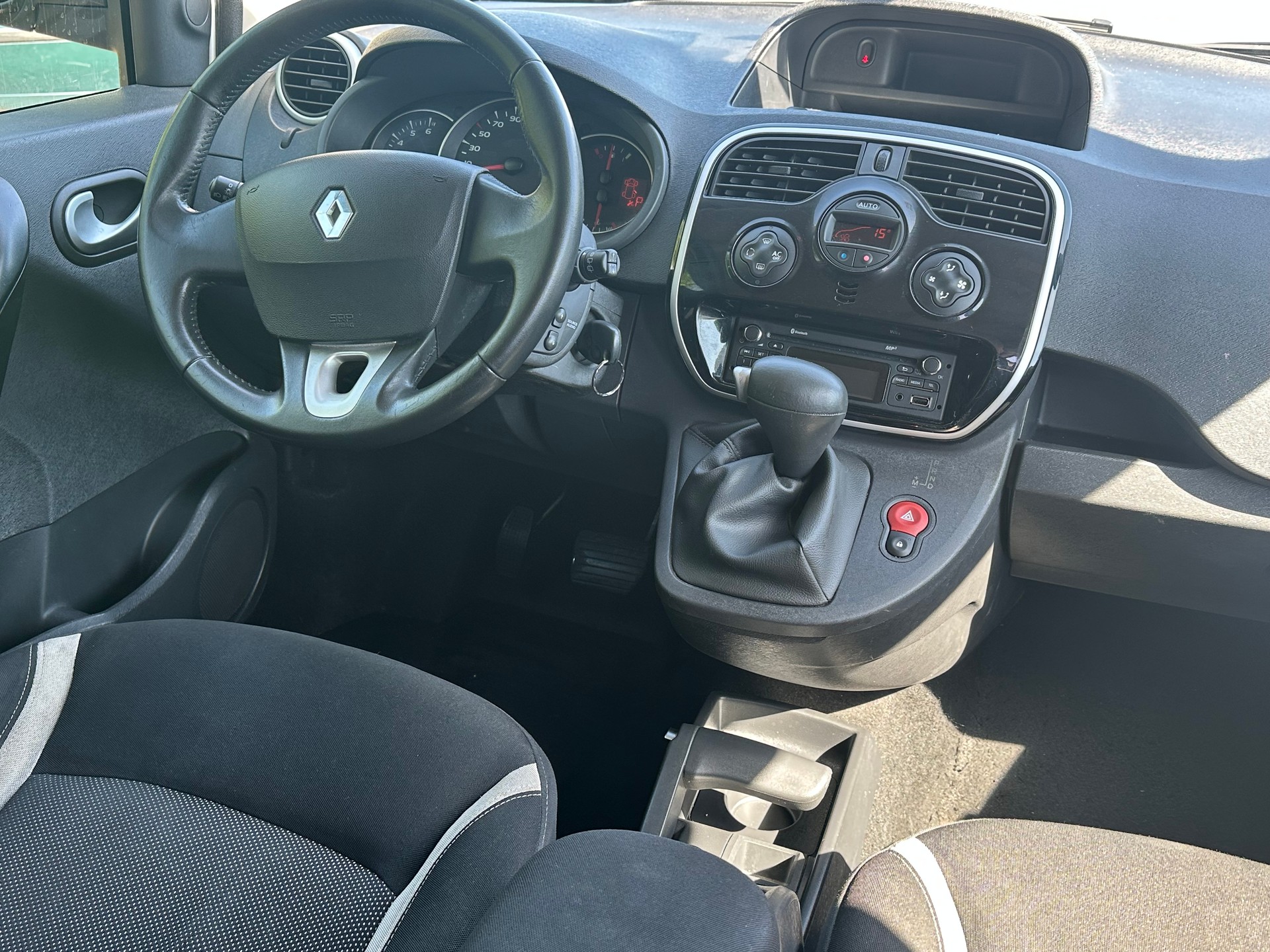 RENAULT Kangoo 1.6 16V Swiss Edition Automatic-image-8