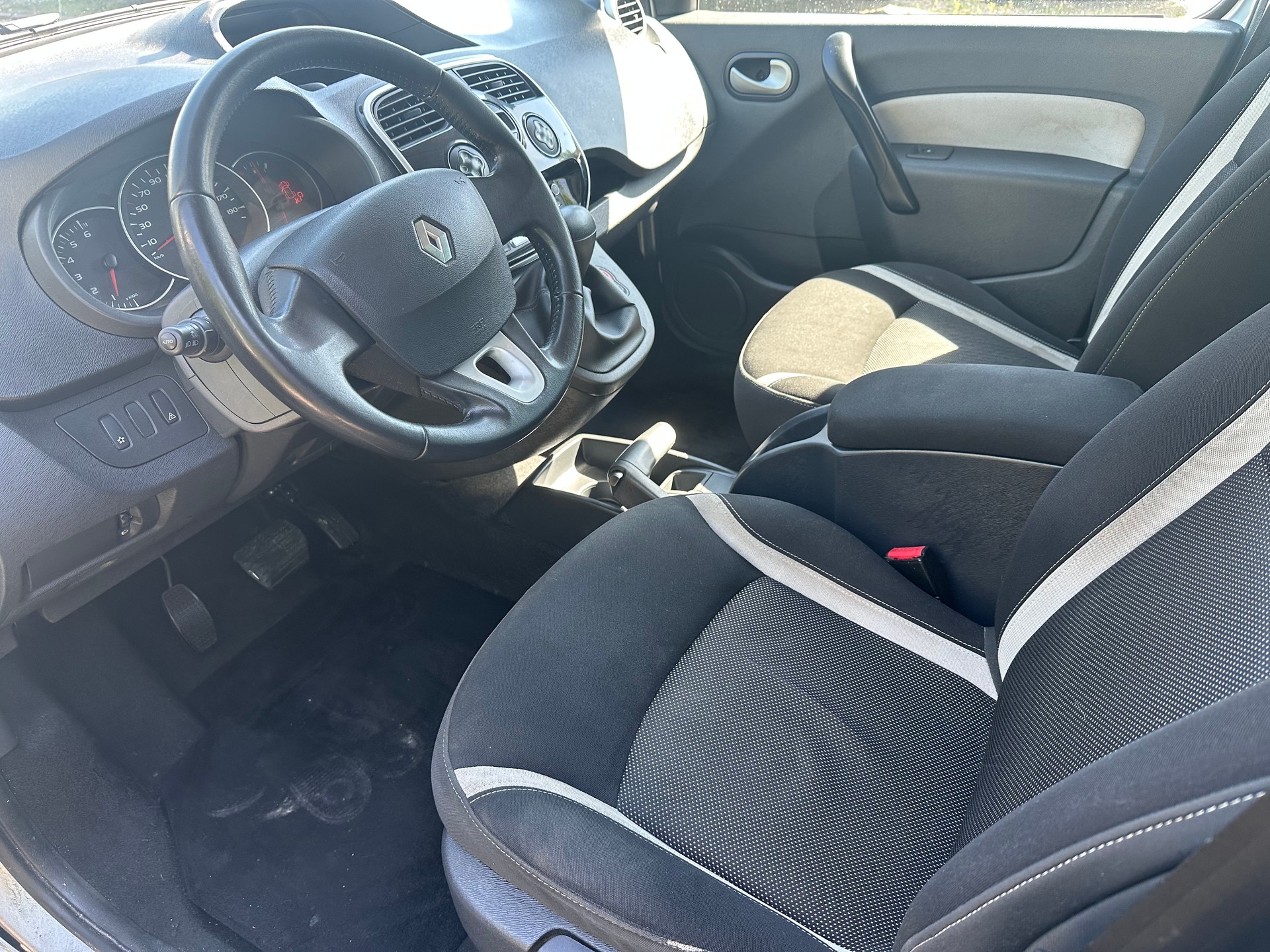 RENAULT Kangoo 1.6 16V Swiss Edition Automatic-image-6
