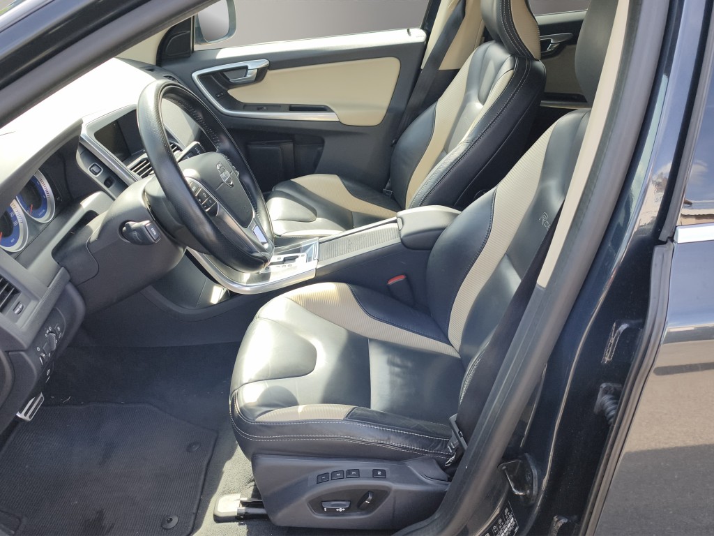 VOLVO XC60 2.4 D5 Kinetic R-Design AWD-image-2