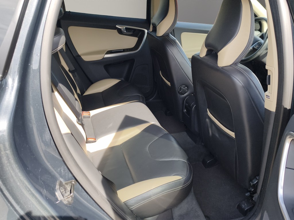 VOLVO XC60 2.4 D5 Kinetic R-Design AWD-image-14
