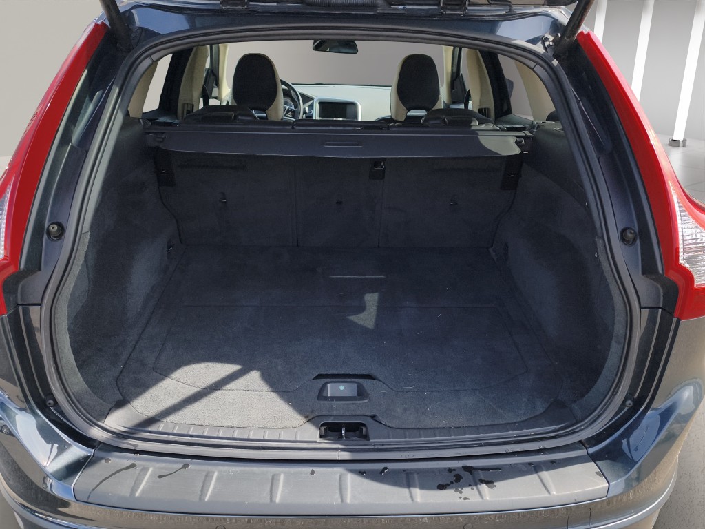 VOLVO XC60 2.4 D5 Kinetic R-Design AWD-image-15