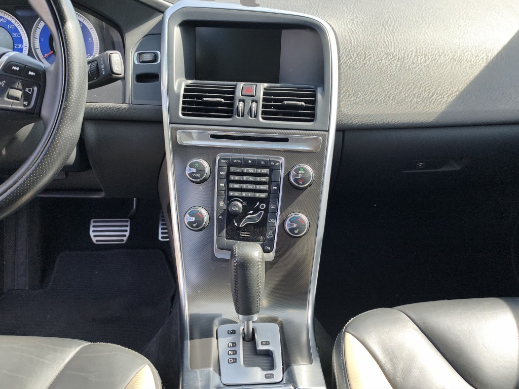 VOLVO XC60 2.4 D5 Kinetic R-Design AWD-image-11