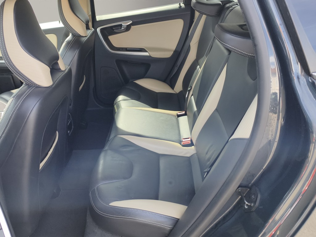 VOLVO XC60 2.4 D5 Kinetic R-Design AWD-image-5