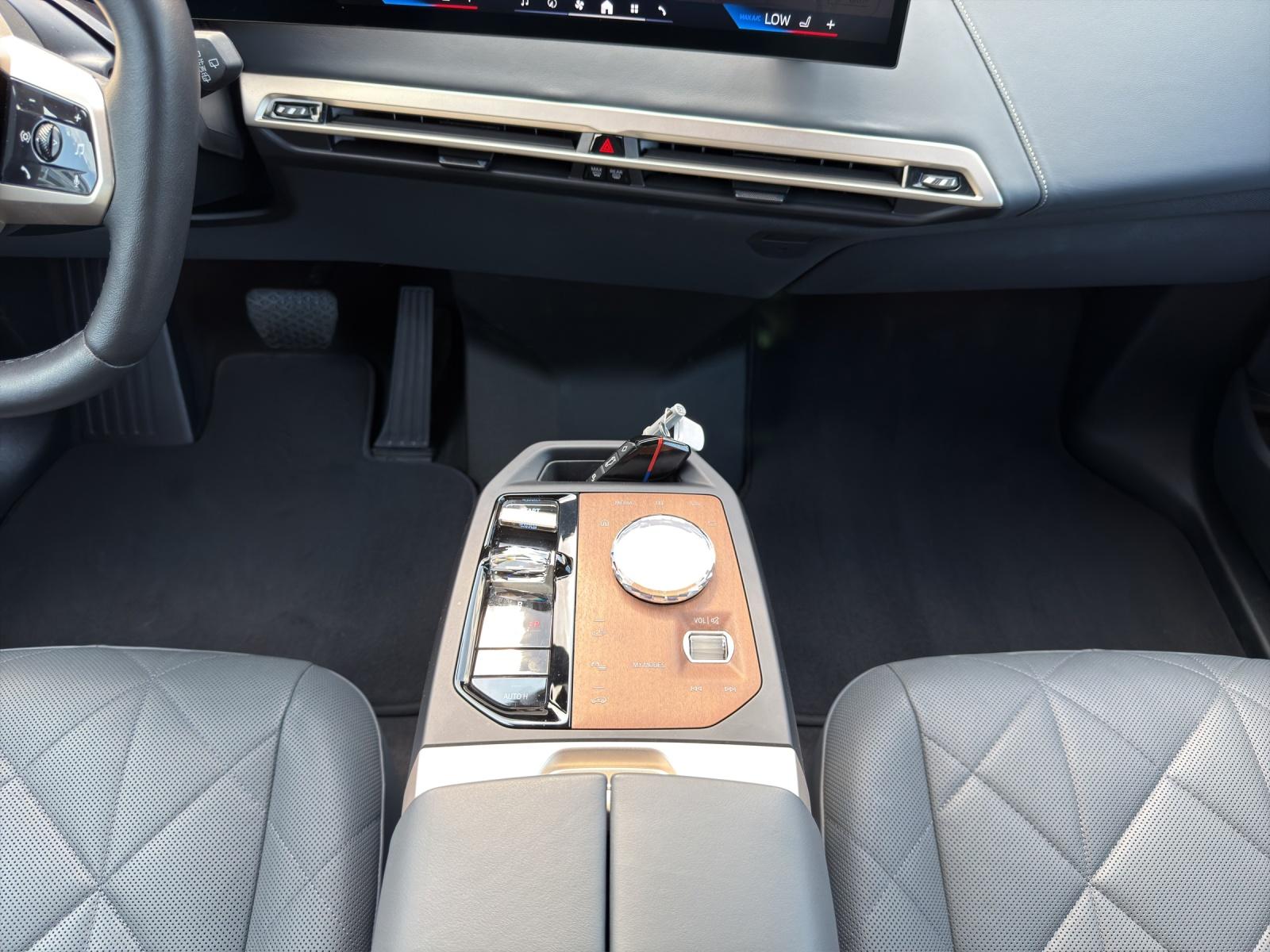 BMW iX M60-image-13