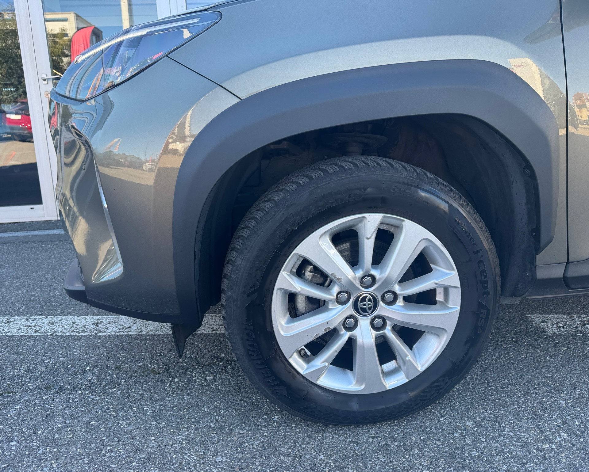 TOYOTA Yaris Cross 1.5 Comfort e-CVT AWDi-image-2