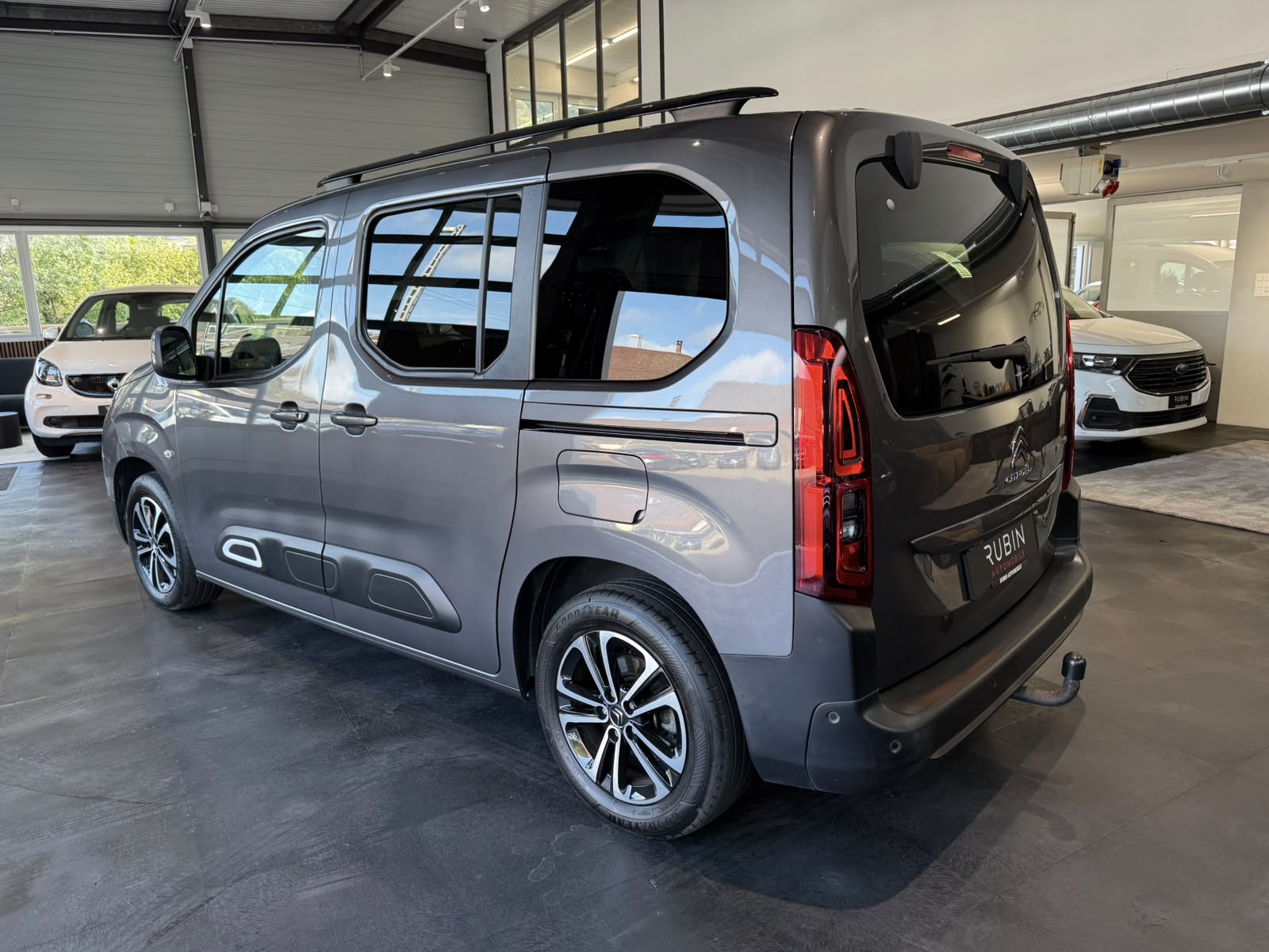 CITROEN Berlingo 1.5 BlueHDi Shine EAT8-image-2