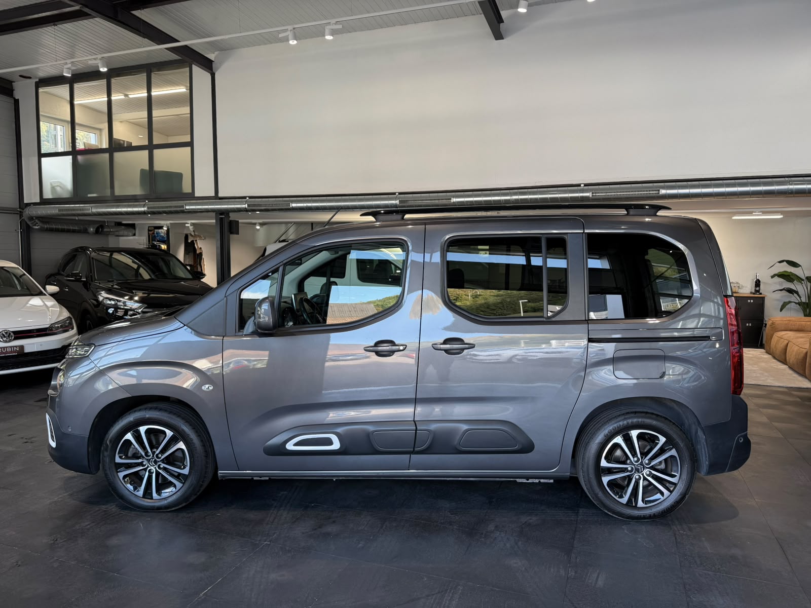CITROEN Berlingo 1.5 BlueHDi Shine EAT8-image-1