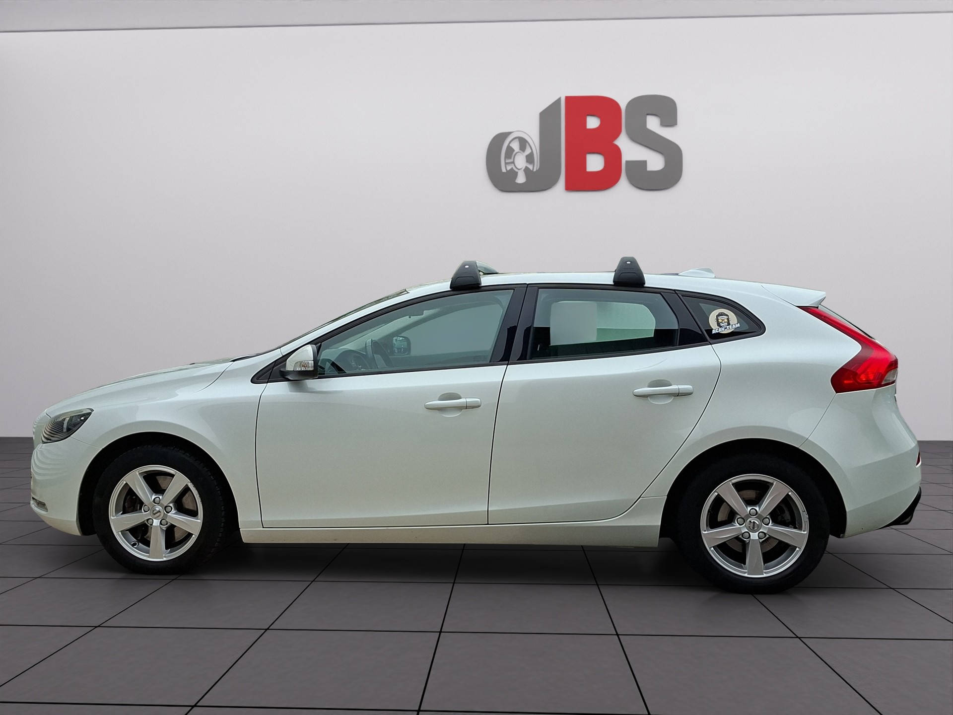 VOLVO V40 D3 Kinetic-image-1