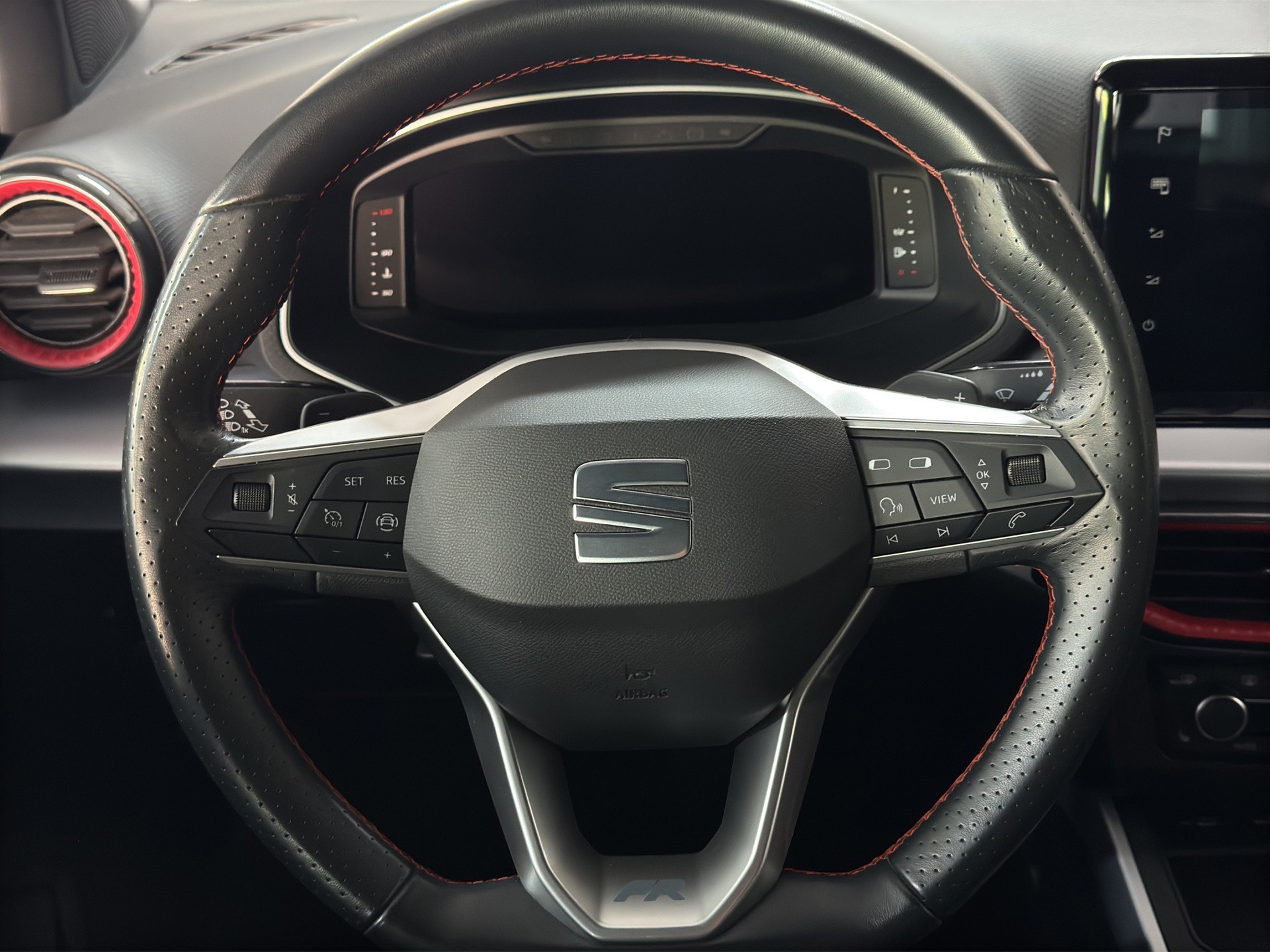 SEAT Arona 1.5 Eco TSI FR Edition DSG "Leder Alcantara-Navi-RF.-Kamera-8-fach Alu"-image-11