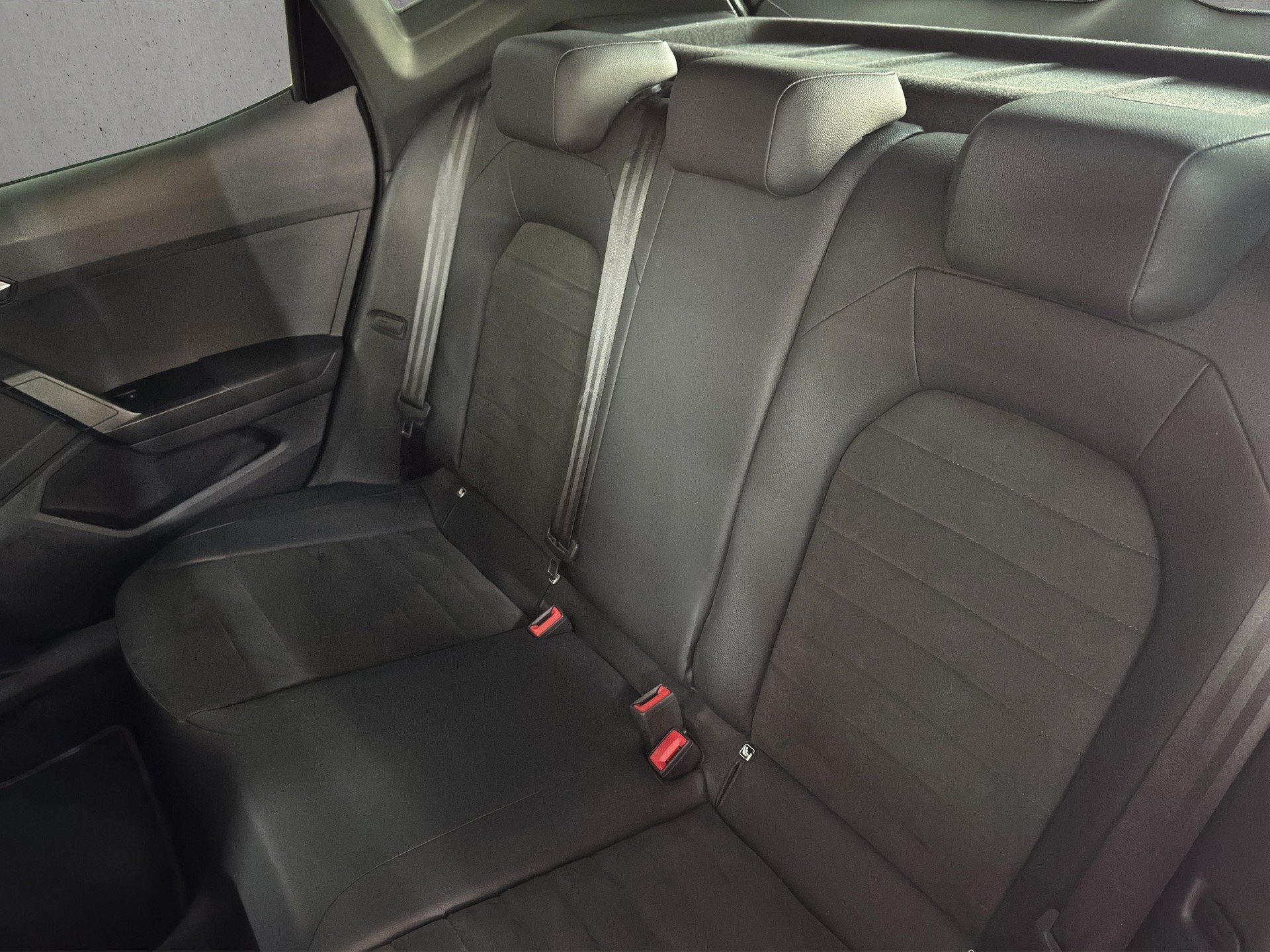 SEAT Arona 1.5 Eco TSI FR Edition DSG "Leder Alcantara-Navi-RF.-Kamera-8-fach Alu"-image-9