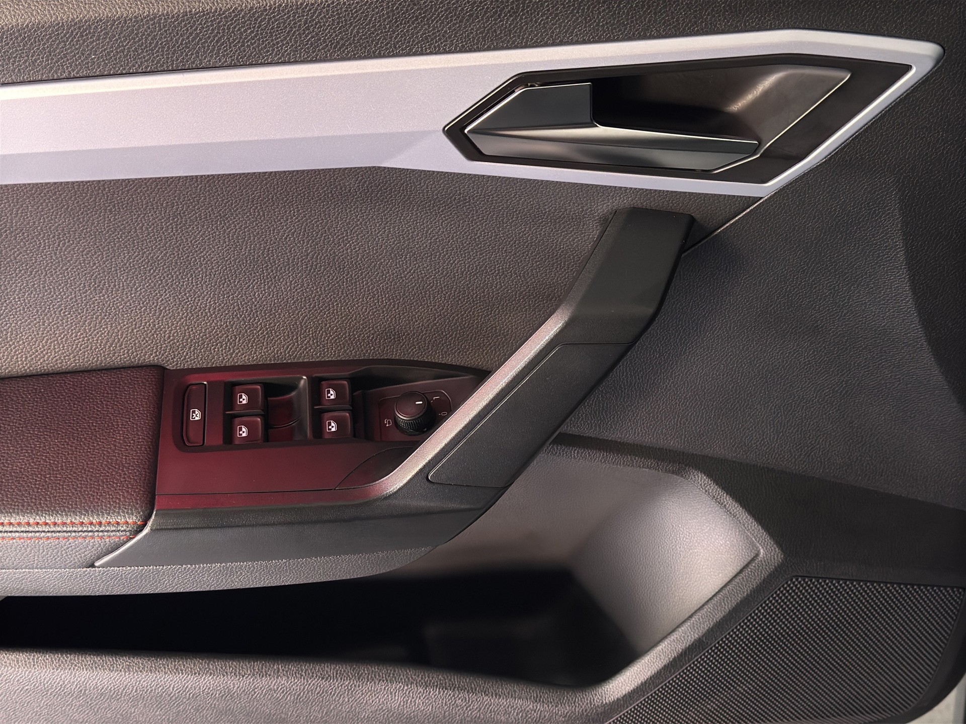 SEAT Arona 1.5 Eco TSI FR Edition DSG "Leder Alcantara-Navi-RF.-Kamera-8-fach Alu"-image-8