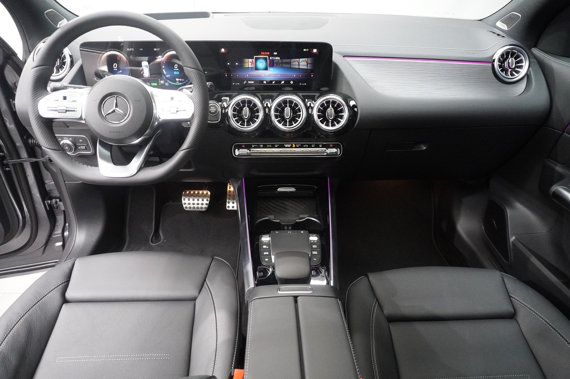 MERCEDES-BENZ GLA 250 e AMG Line-image-1