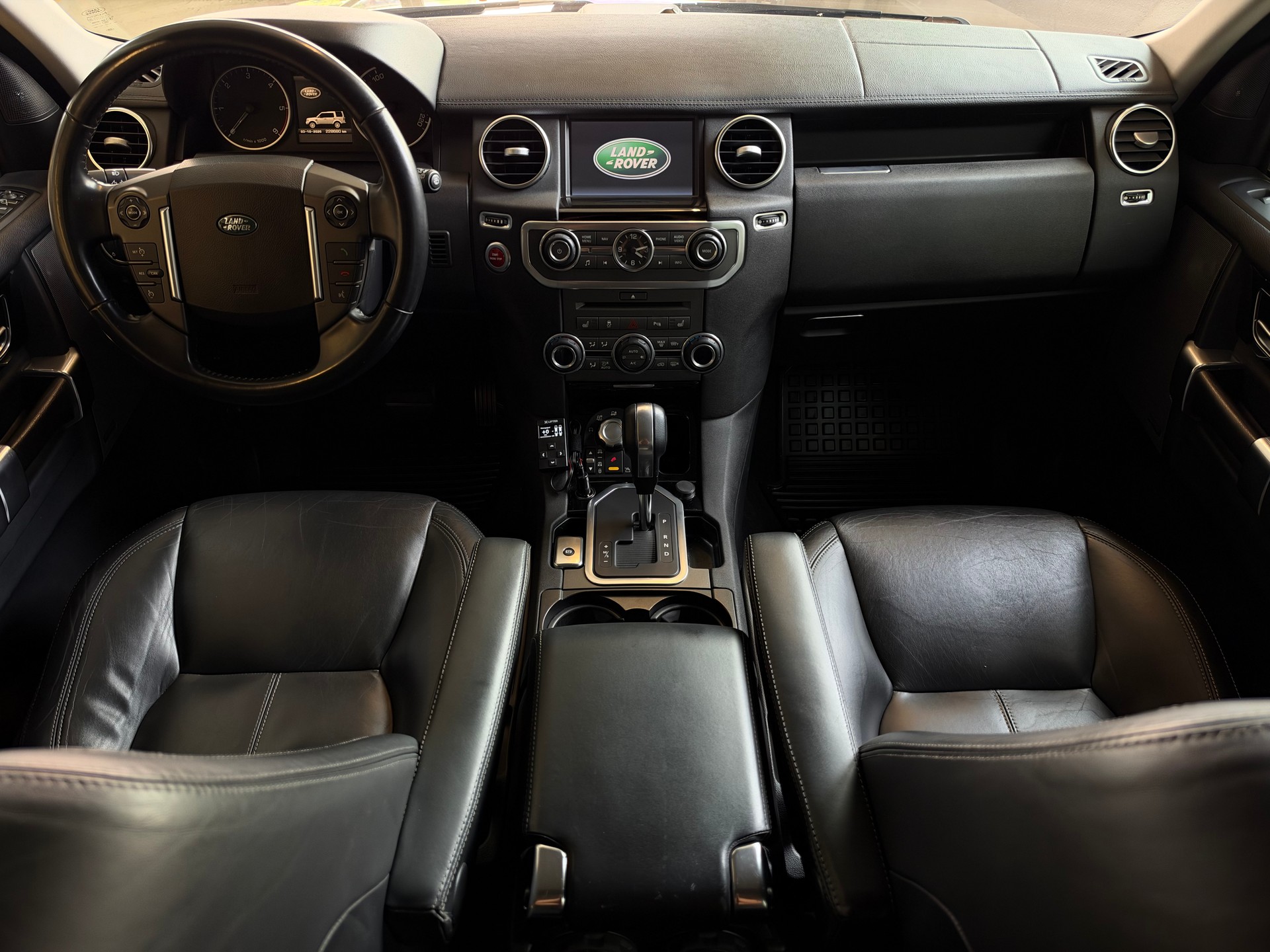 LAND ROVER Discovery 3.0 TDV6 HSE Automatic-image-14