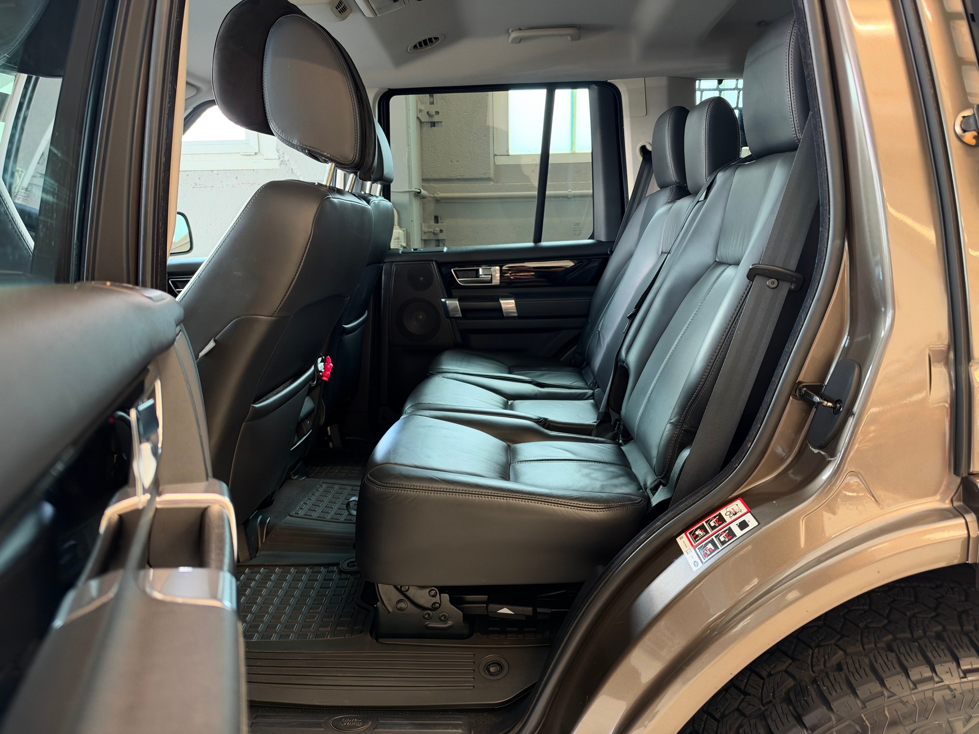 LAND ROVER Discovery 3.0 TDV6 HSE Automatic-image-12