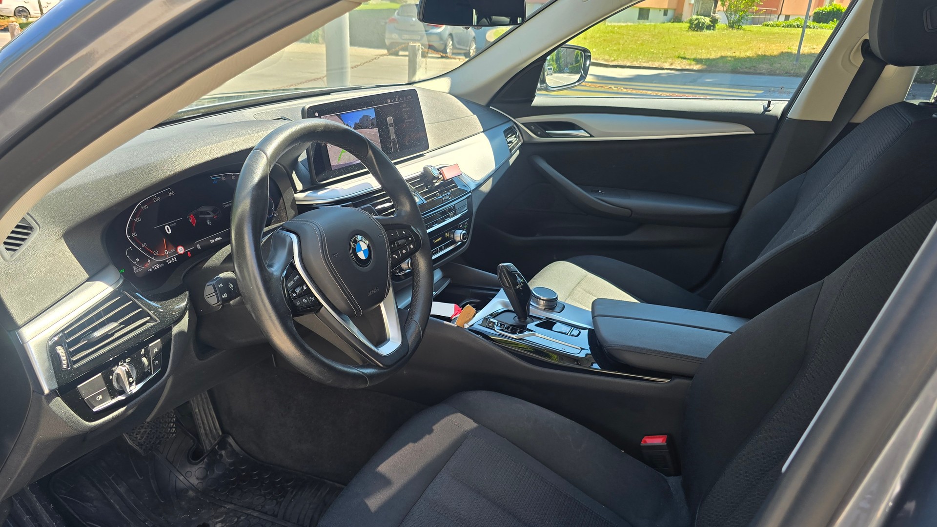 BMW 520d xDrive 48V Touring Steptronic-image-12