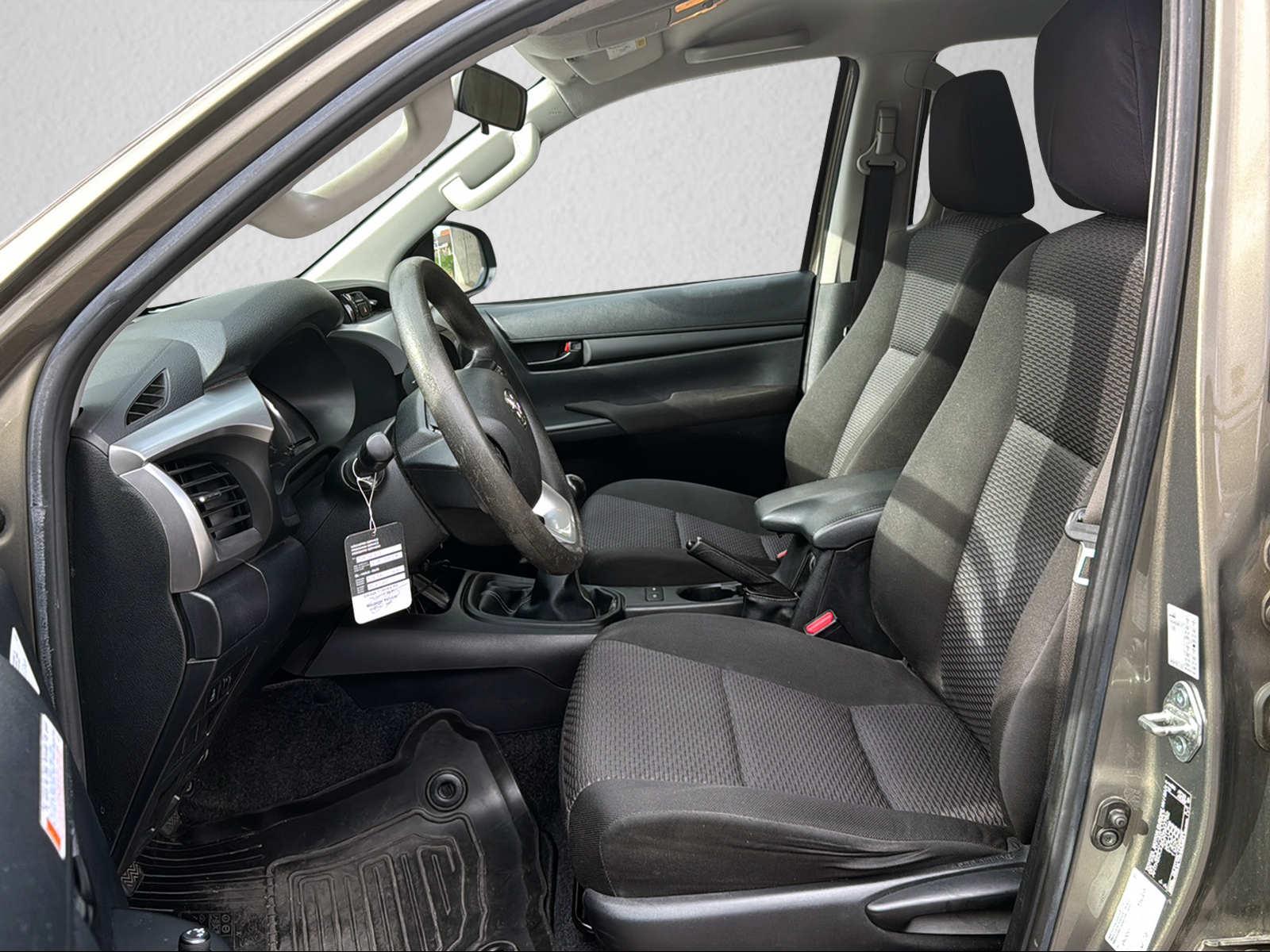 TOYOTA Hilux Double Cab.-Pick-up 2.4 D-4D 150 Comfort-image-2