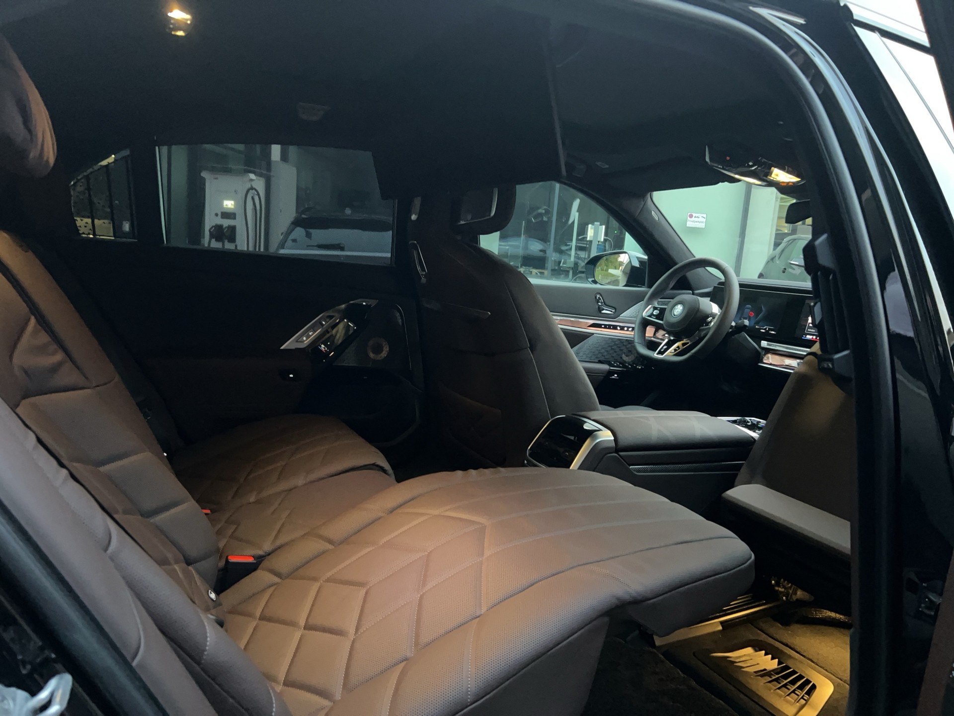 BMW i7 M70 xDrive-image-24