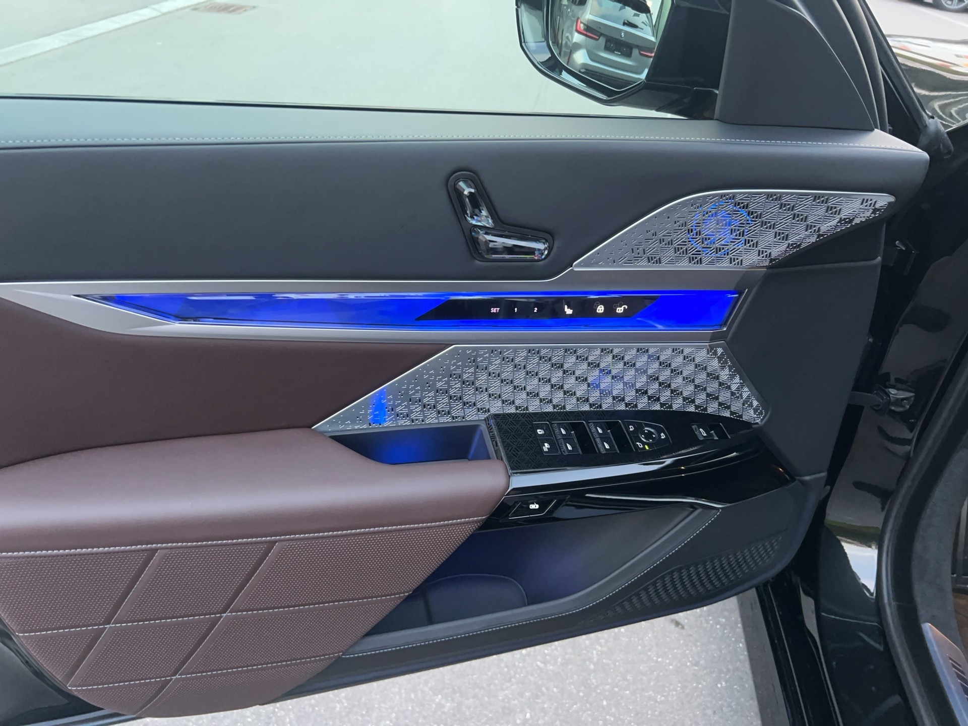 BMW i7 M70 xDrive-image-12