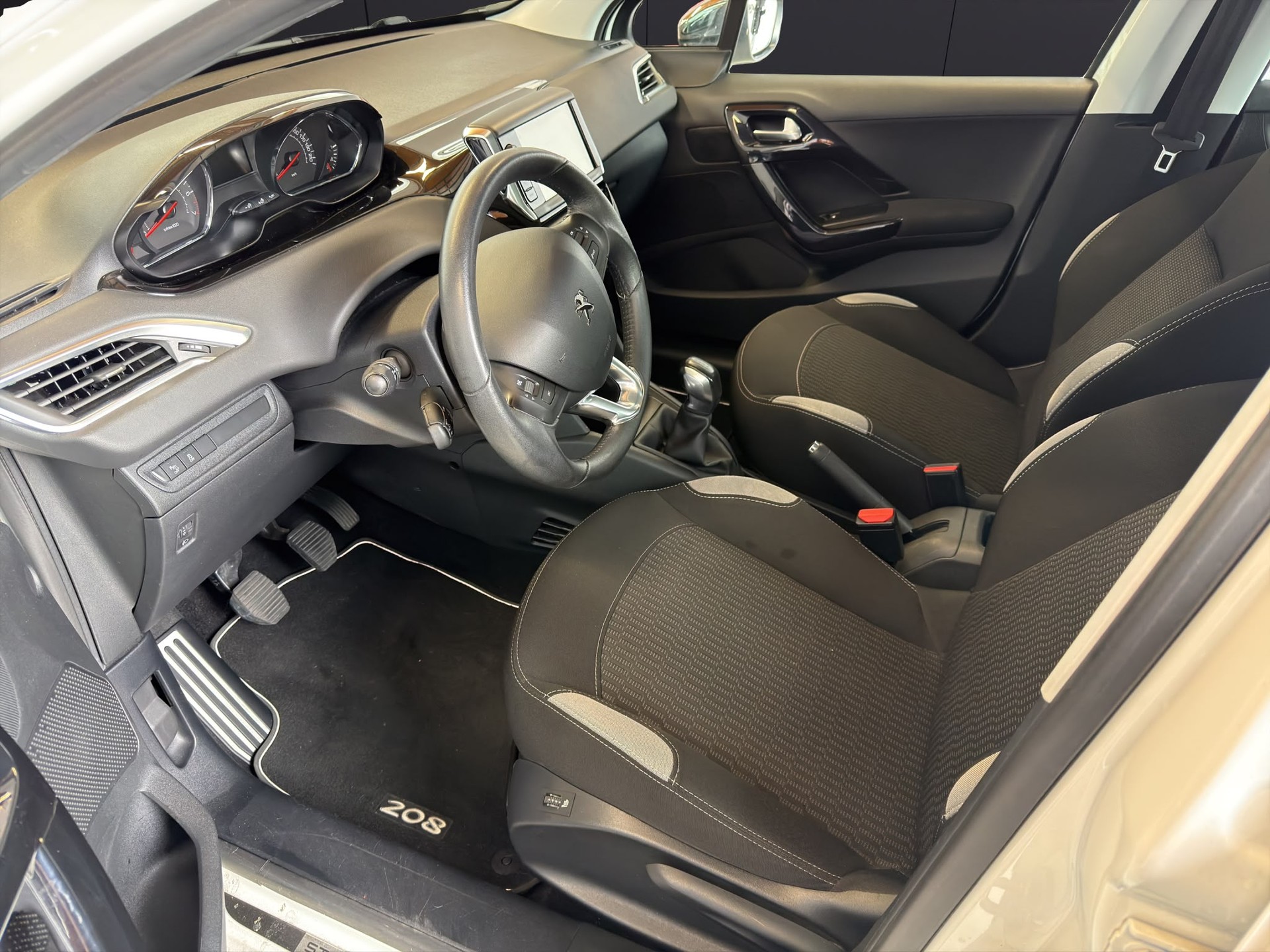 PEUGEOT 208 1.2 VTI Access-image-9