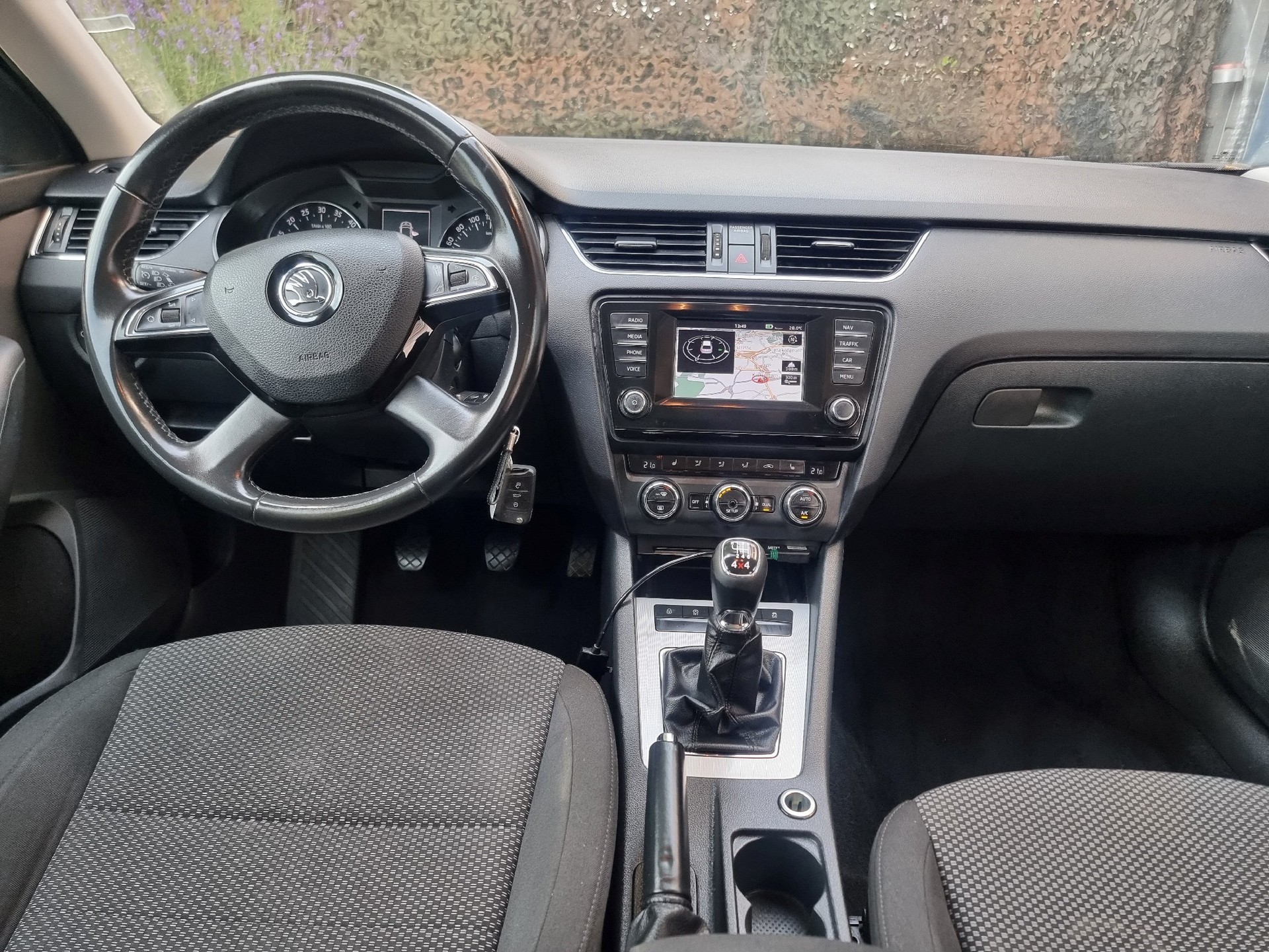 SKODA Octavia Combi 1.6 TDI Ambition 4x4-image-11