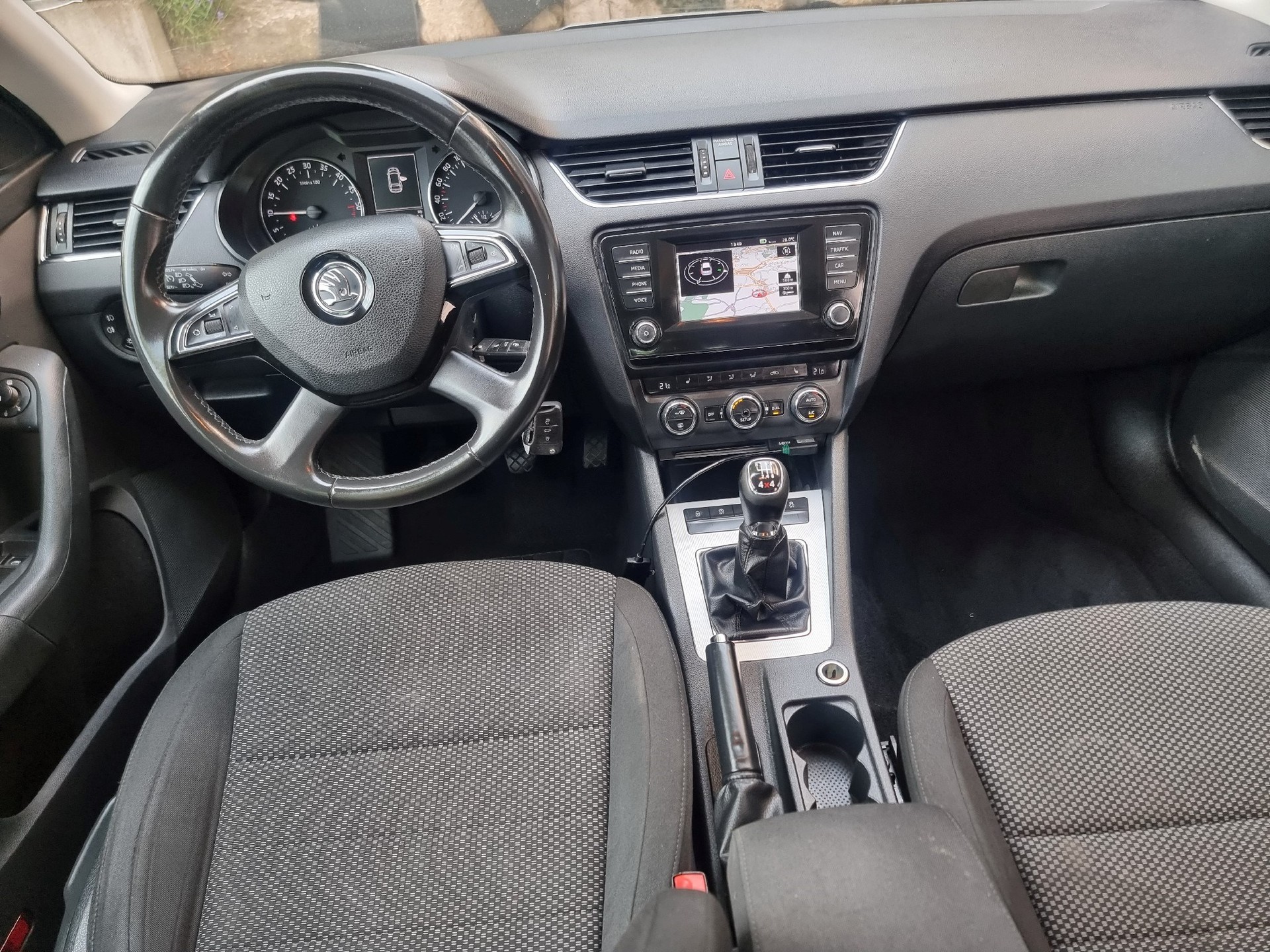 SKODA Octavia Combi 1.6 TDI Ambition 4x4-image-9