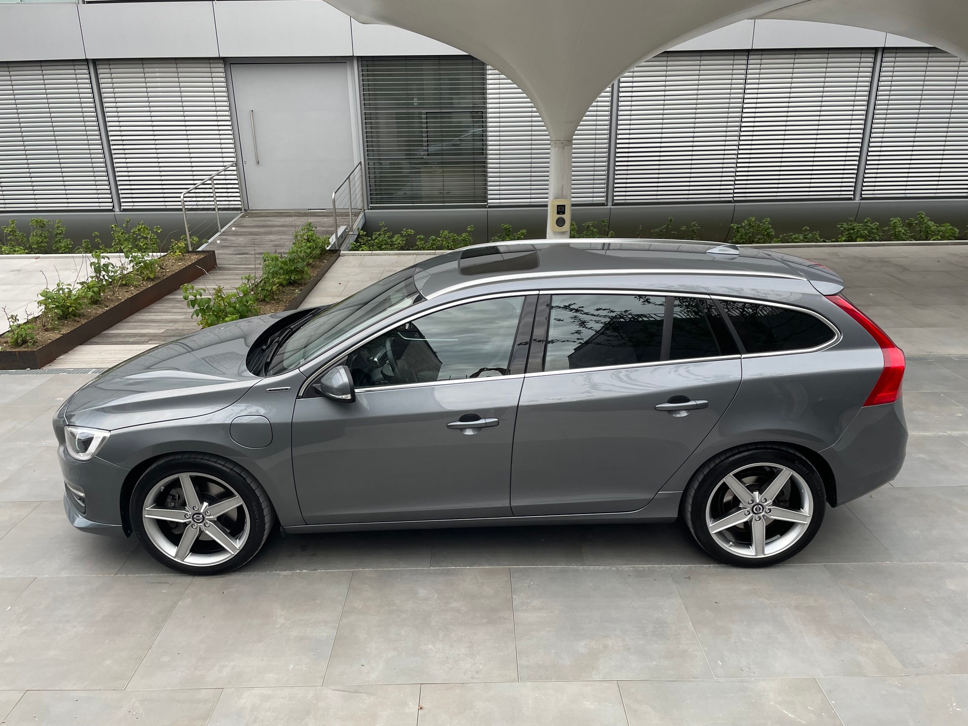 VOLVO 2.4 D6 Summum Pl.Hyb.-image-3