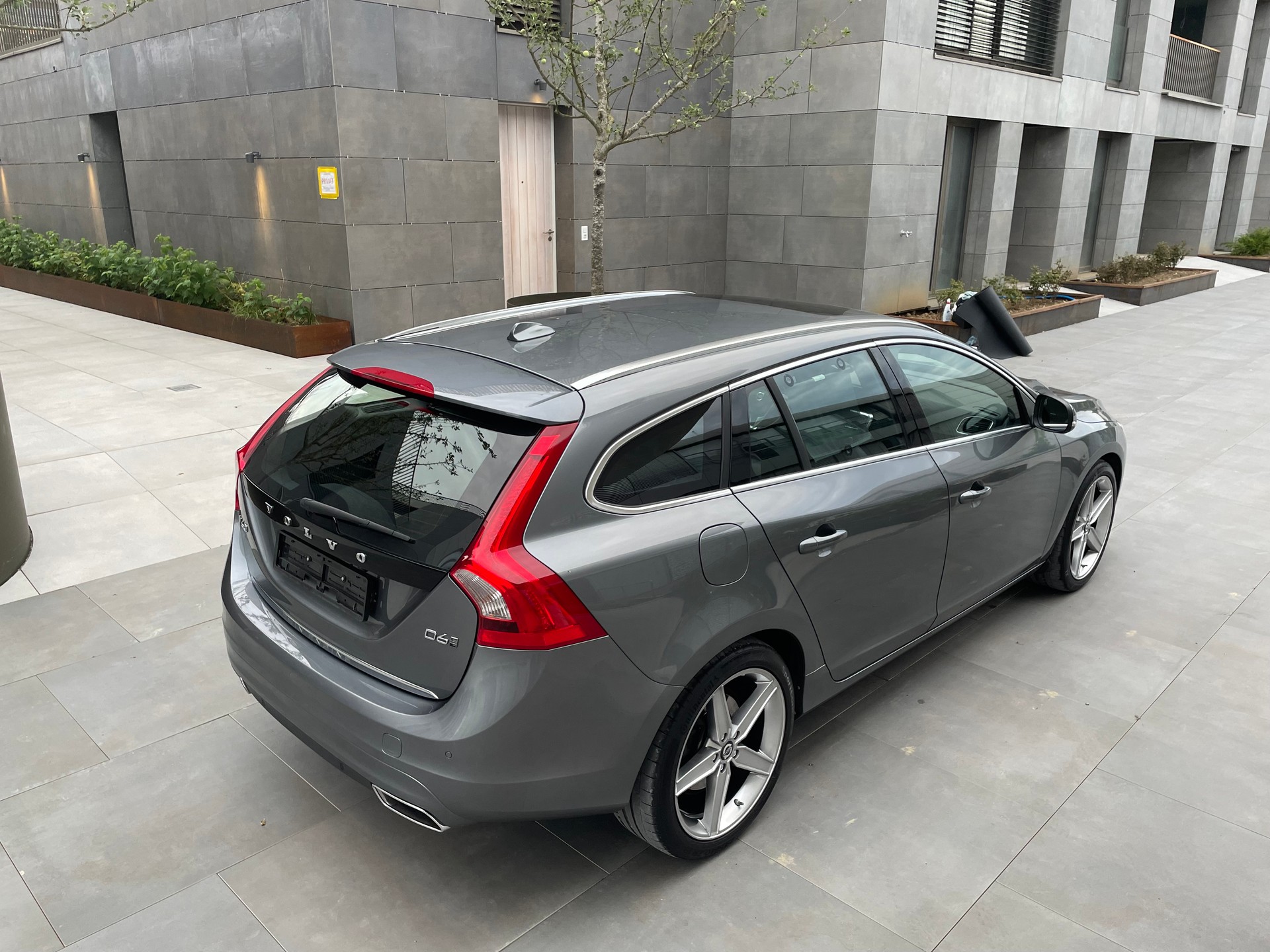 VOLVO 2.4 D6 Summum Pl.Hyb.-image-5