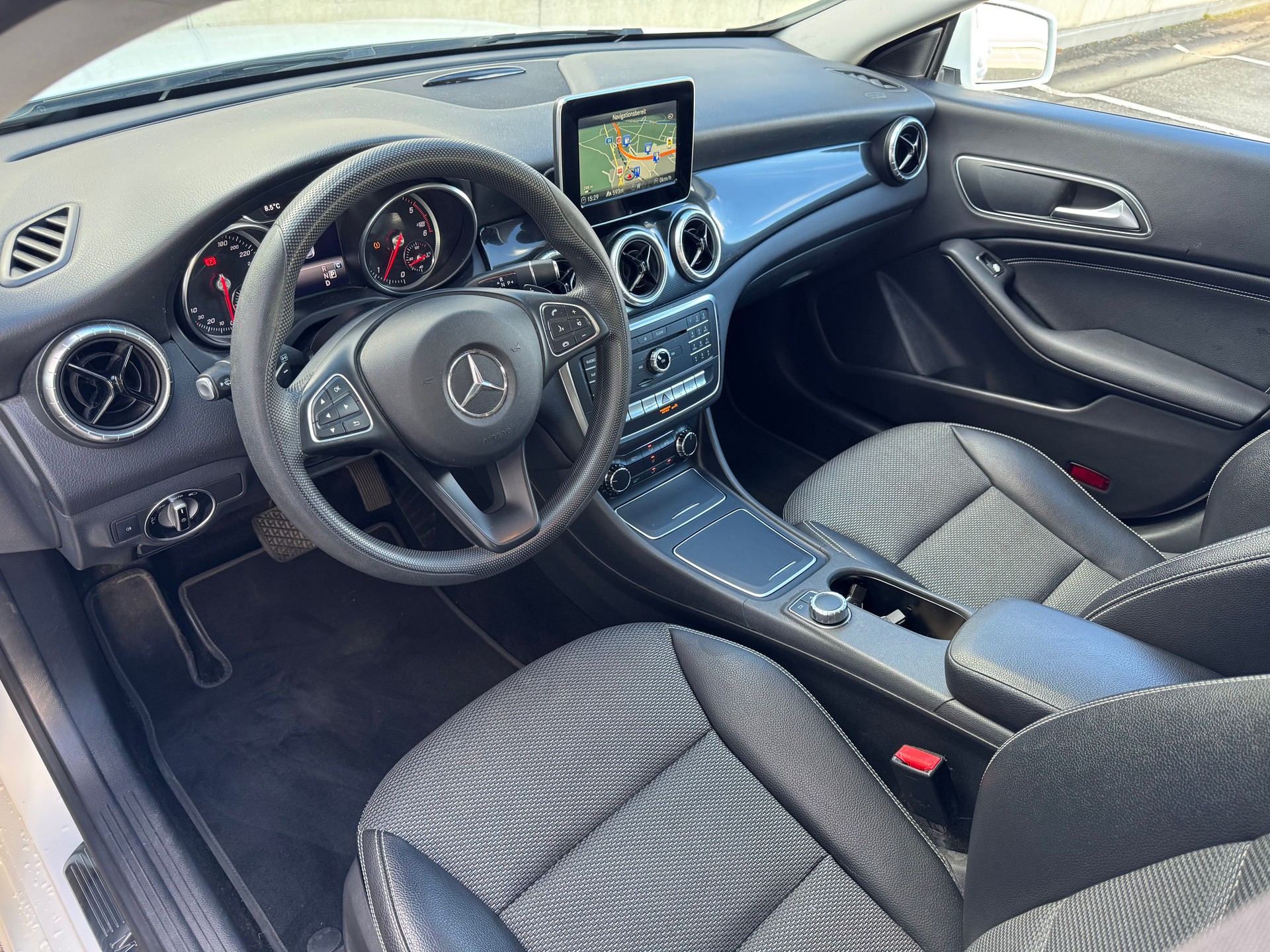MERCEDES-BENZ CLA Shooting Br. 200 d Swiss Star Urban 4M 7G-DCT-image-11