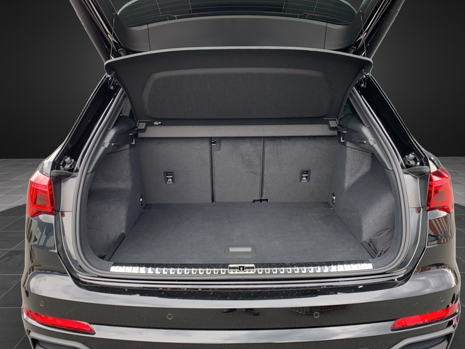 AUDI Q3 45 TFSI S line quattro S-tronic-image-12