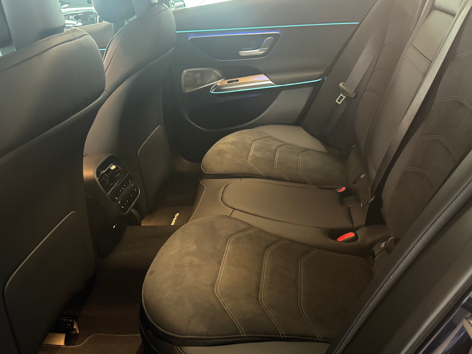 MERCEDES-BENZ E 220 d 4Matic 9G-Tronic-image-12