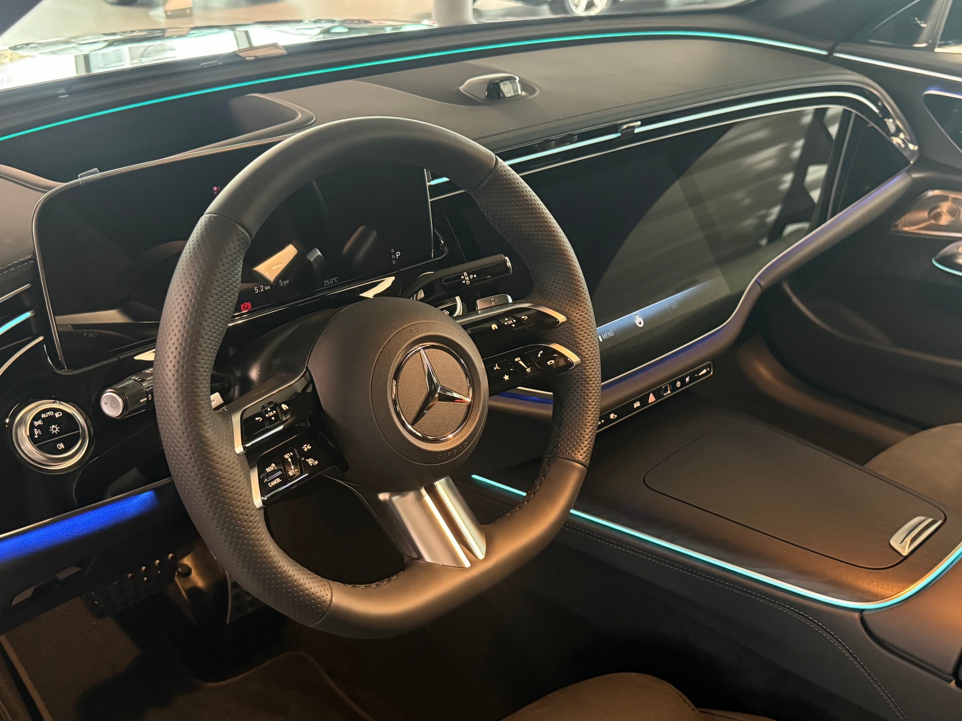 MERCEDES-BENZ E 220 d 4Matic 9G-Tronic-image-9
