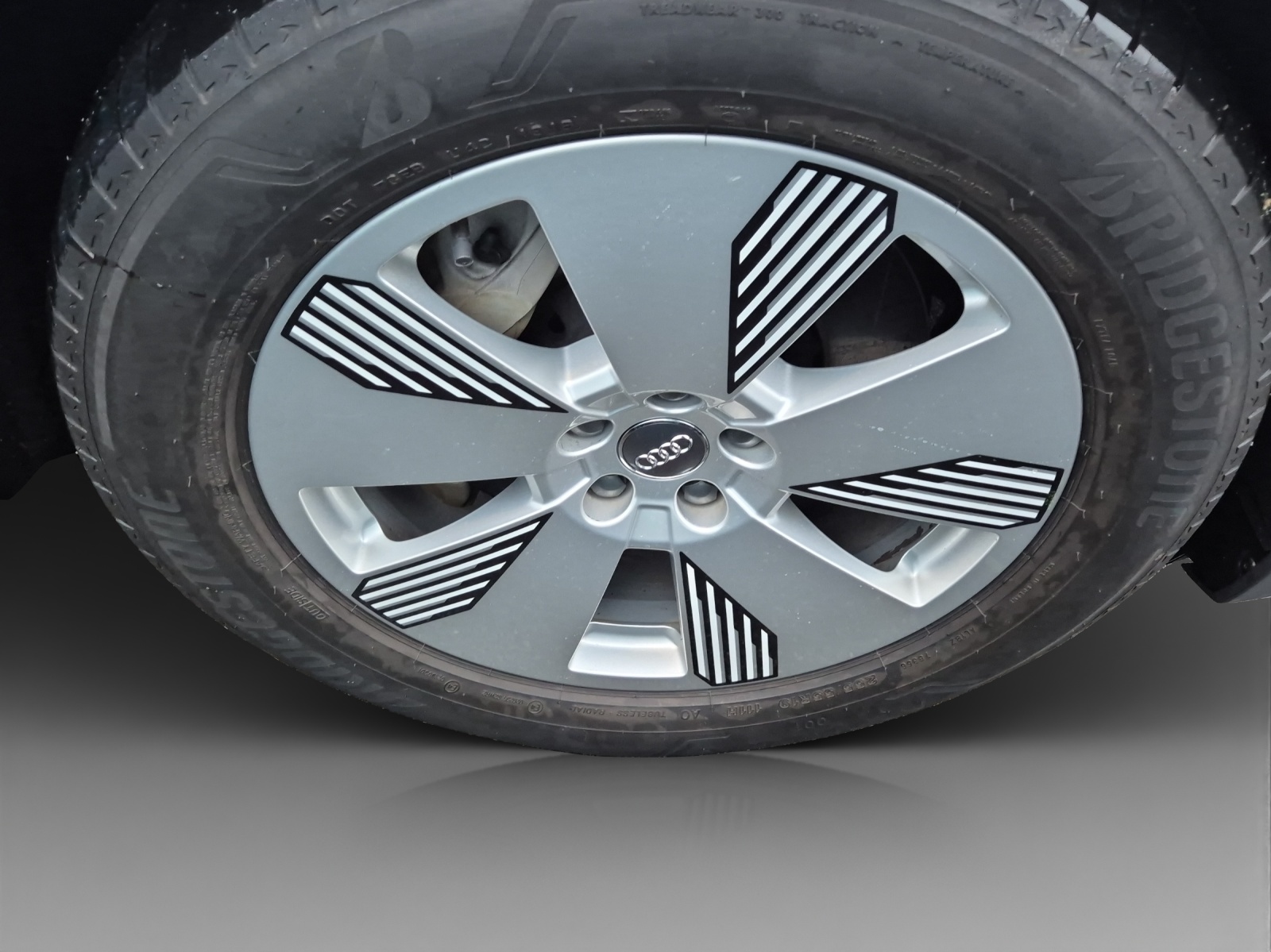 AUDI e-tron 55 quattro-image-16