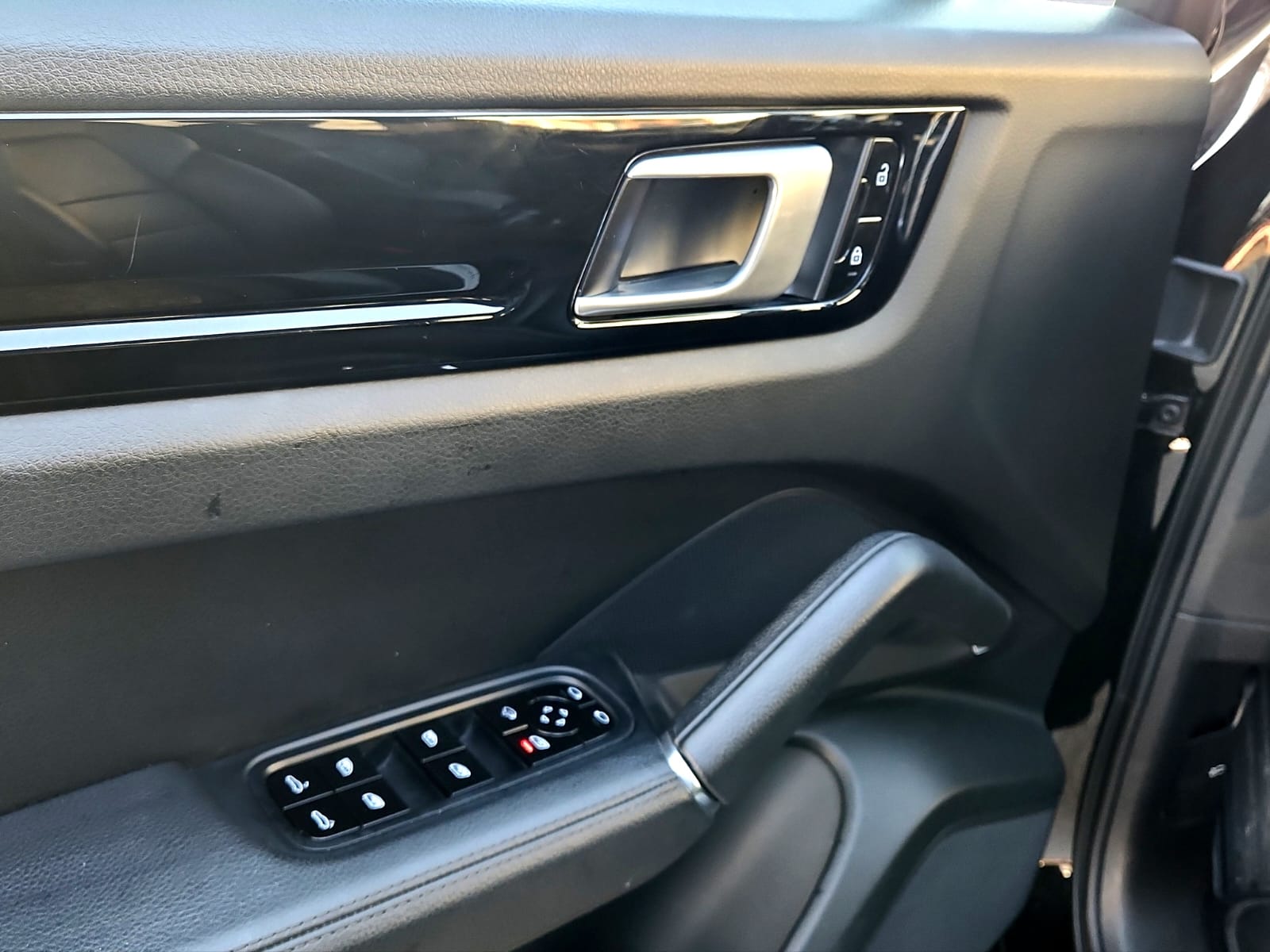PORSCHE Cayenne-image-16