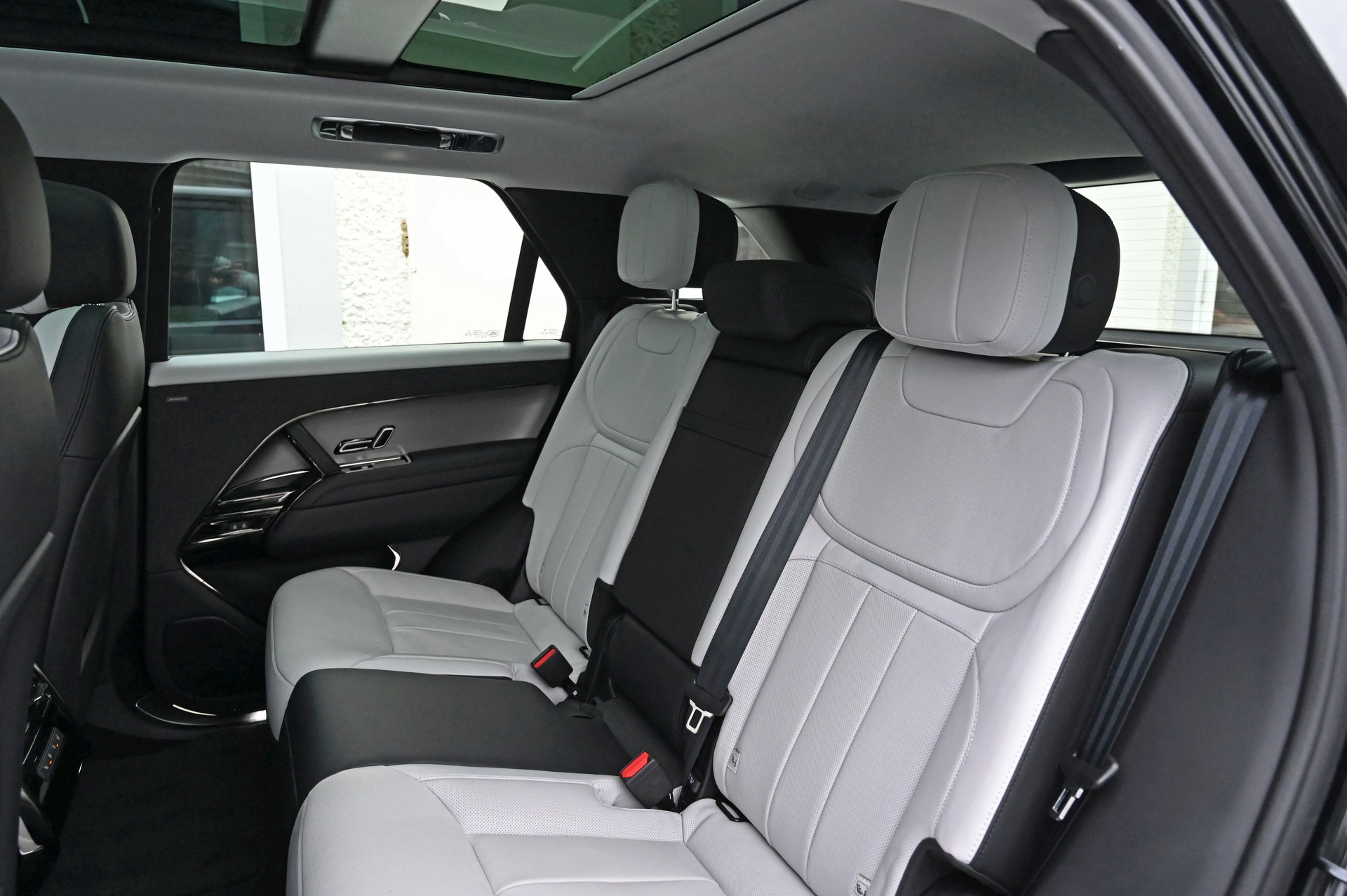 LAND ROVER Range Rover Sport D300 3.0 TD6 MHEV Dynamic SE Automatic Santorini Black-image-23
