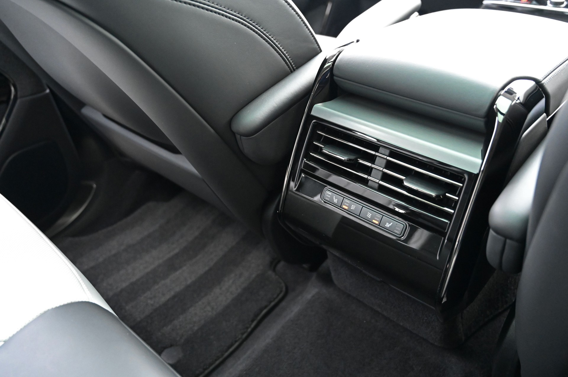 LAND ROVER Range Rover Sport D300 3.0 TD6 MHEV Dynamic SE Automatic Santorini Black-image-27