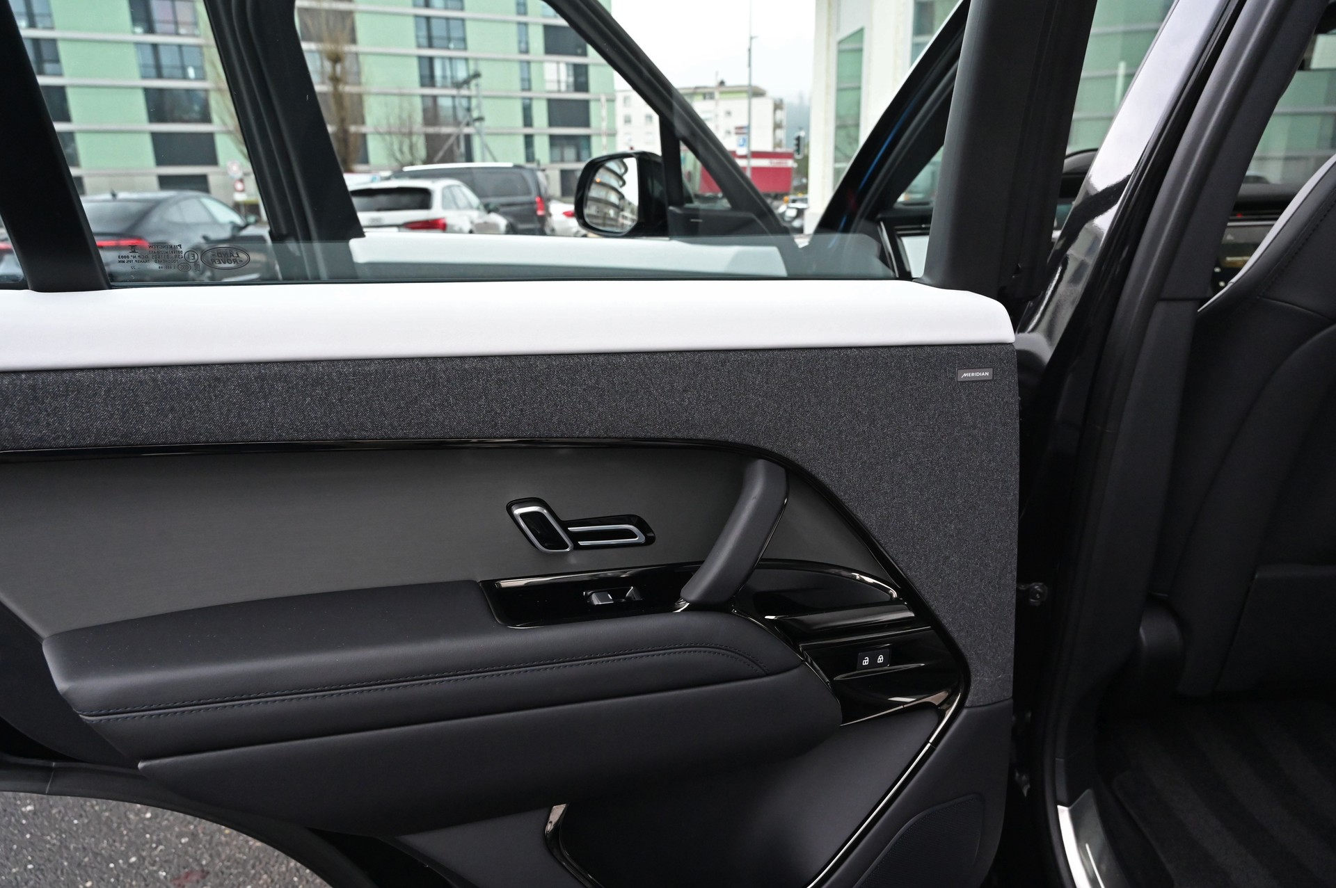 LAND ROVER Range Rover Sport D300 3.0 TD6 MHEV Dynamic SE Automatic Santorini Black-image-24
