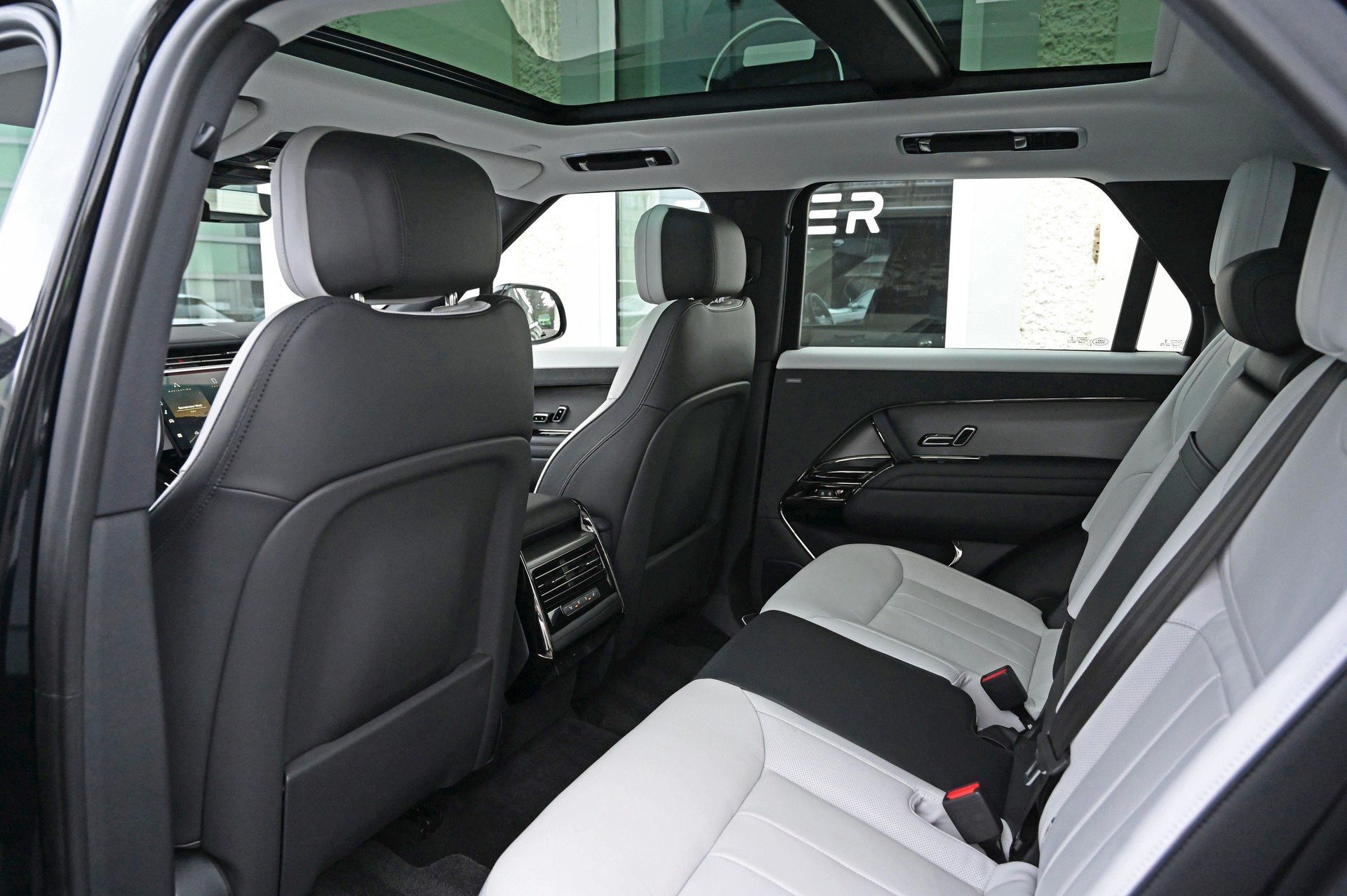 LAND ROVER Range Rover Sport D300 3.0 TD6 MHEV Dynamic SE Automatic Santorini Black-image-22