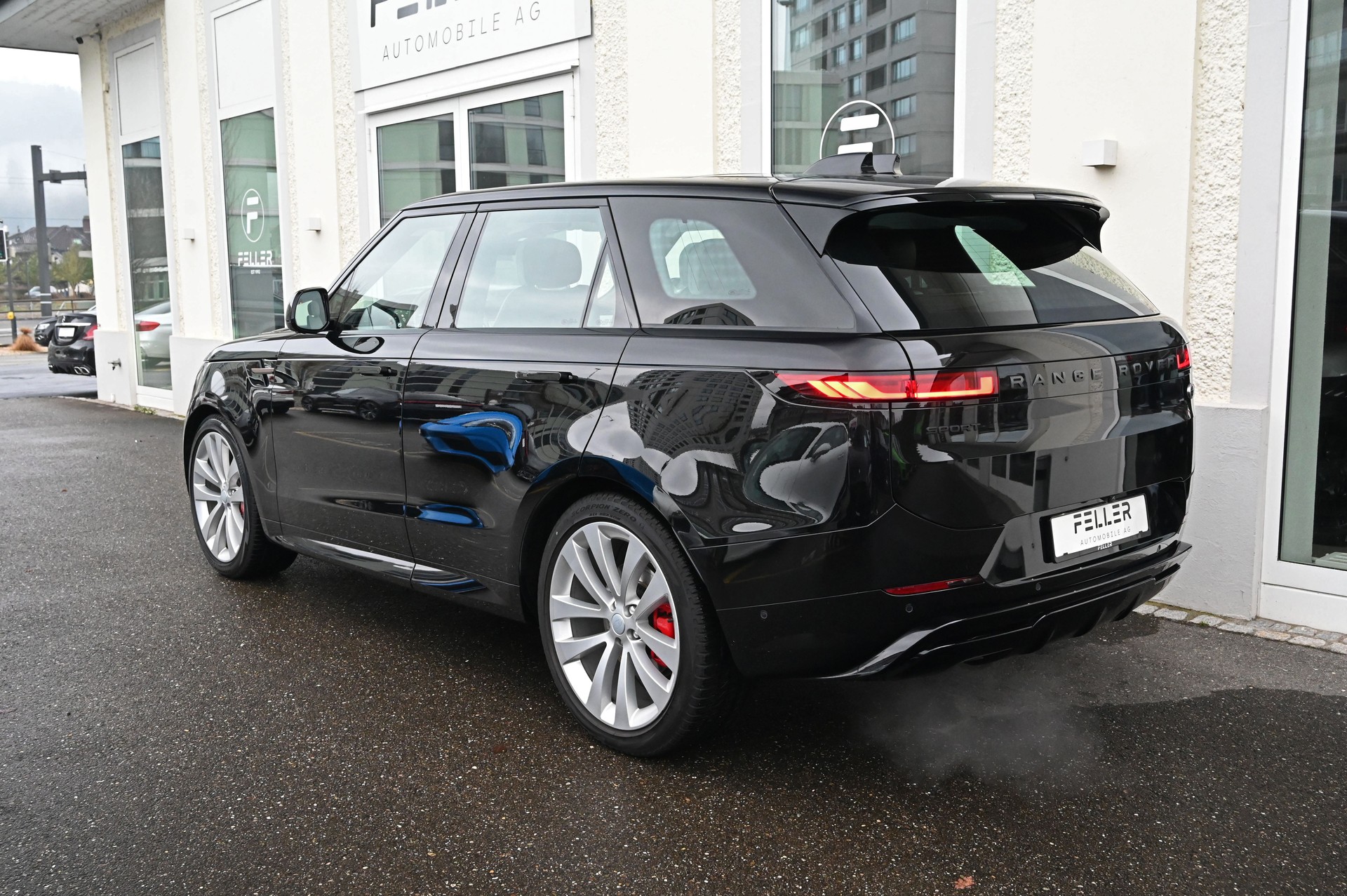 LAND ROVER Range Rover Sport D300 3.0 TD6 MHEV Dynamic SE Automatic Santorini Black-image-6