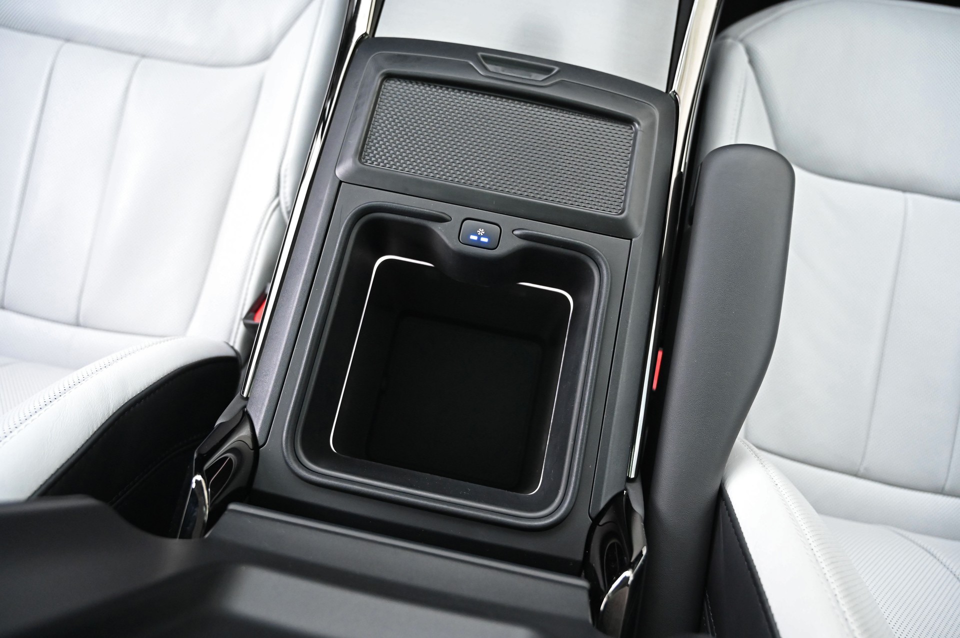 LAND ROVER Range Rover Sport D300 3.0 TD6 MHEV Dynamic SE Automatic Santorini Black-image-17