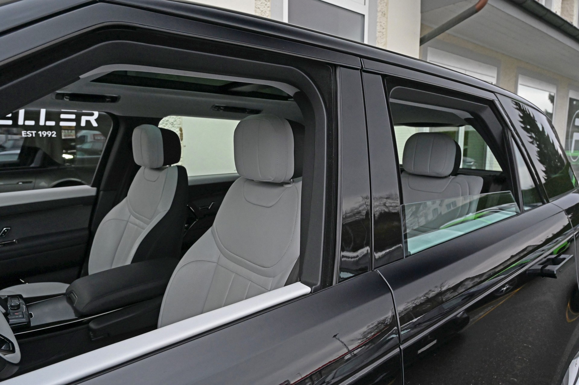LAND ROVER Range Rover Sport D300 3.0 TD6 MHEV Dynamic SE Automatic Santorini Black-image-21