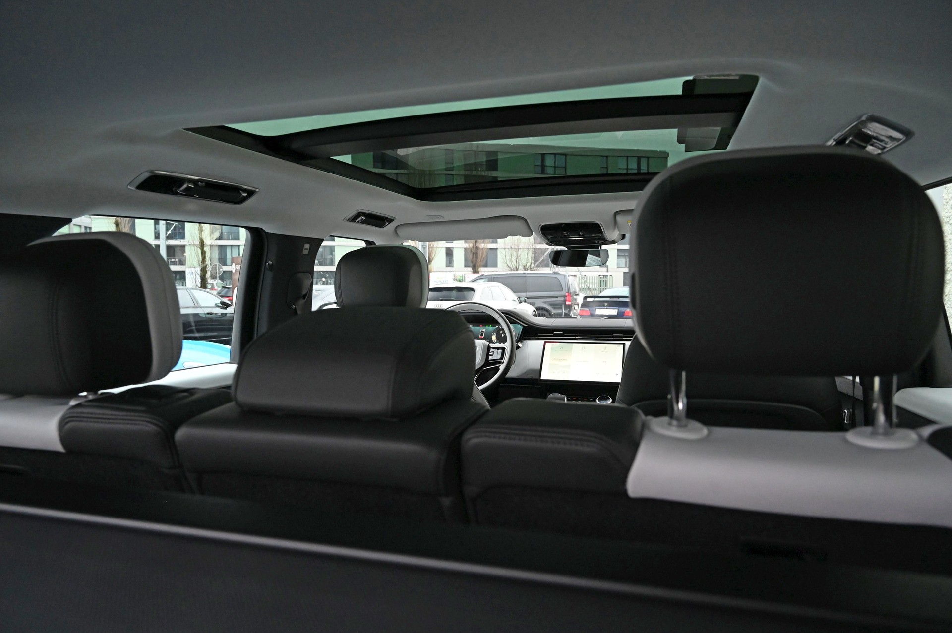 LAND ROVER Range Rover Sport D300 3.0 TD6 MHEV Dynamic SE Automatic Santorini Black-image-26