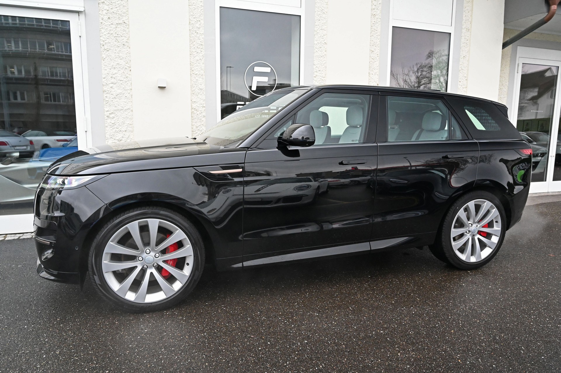LAND ROVER Range Rover Sport D300 3.0 TD6 MHEV Dynamic SE Automatic Santorini Black-image-4