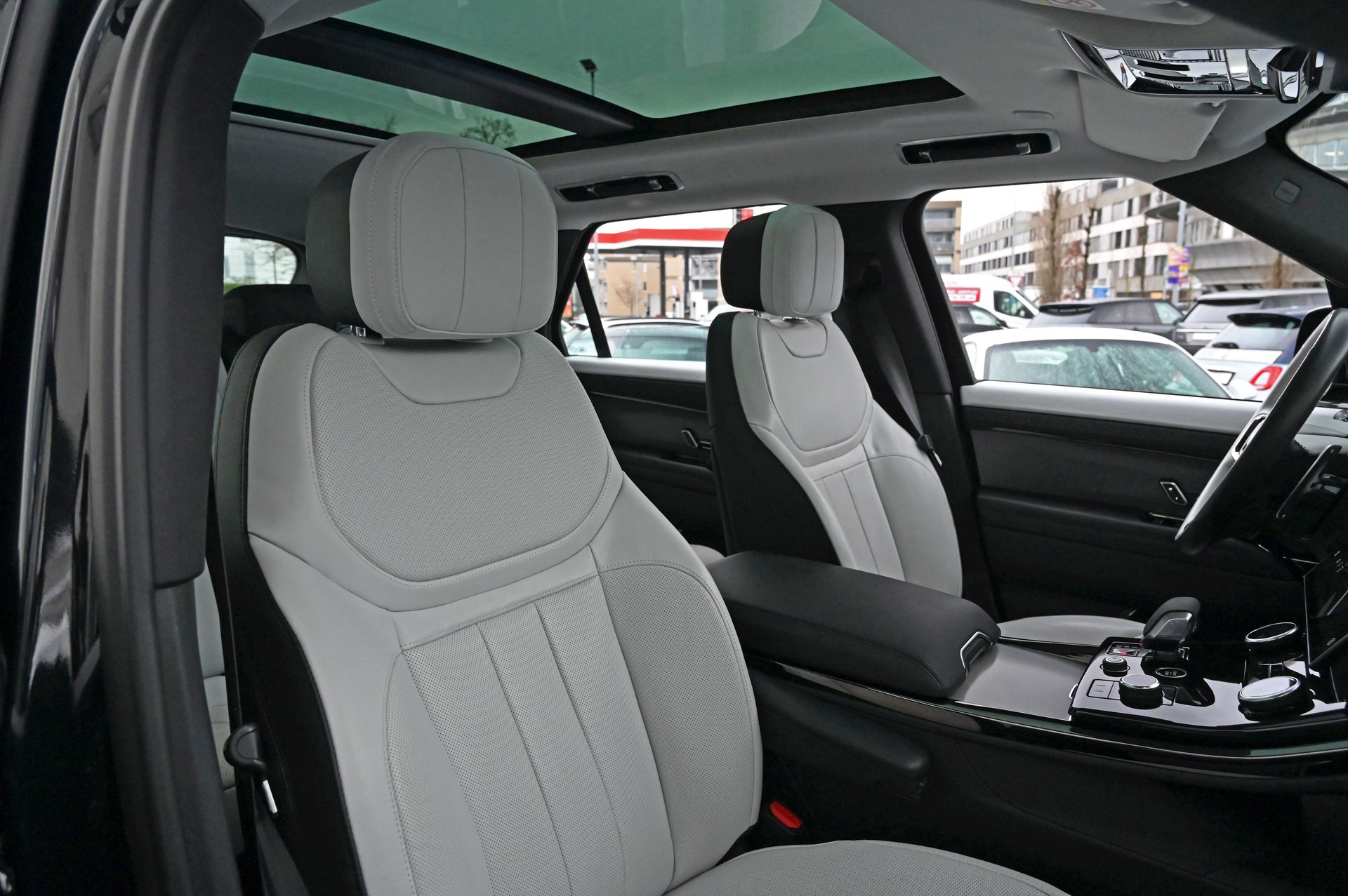 LAND ROVER Range Rover Sport D300 3.0 TD6 MHEV Dynamic SE Automatic Santorini Black-image-29