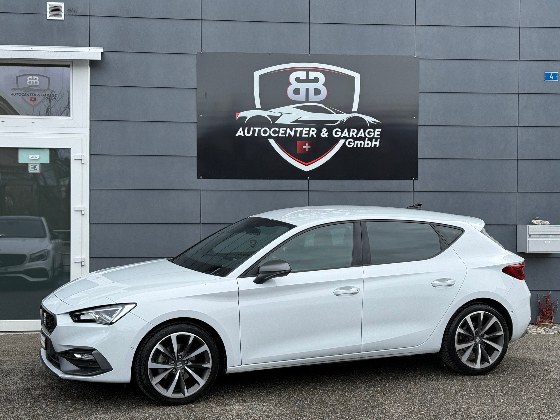 SEAT Leon 1.5 eTSI mHEV DSG FR °° 5 Jahre / 100'000 KM Garantie °°-image-3